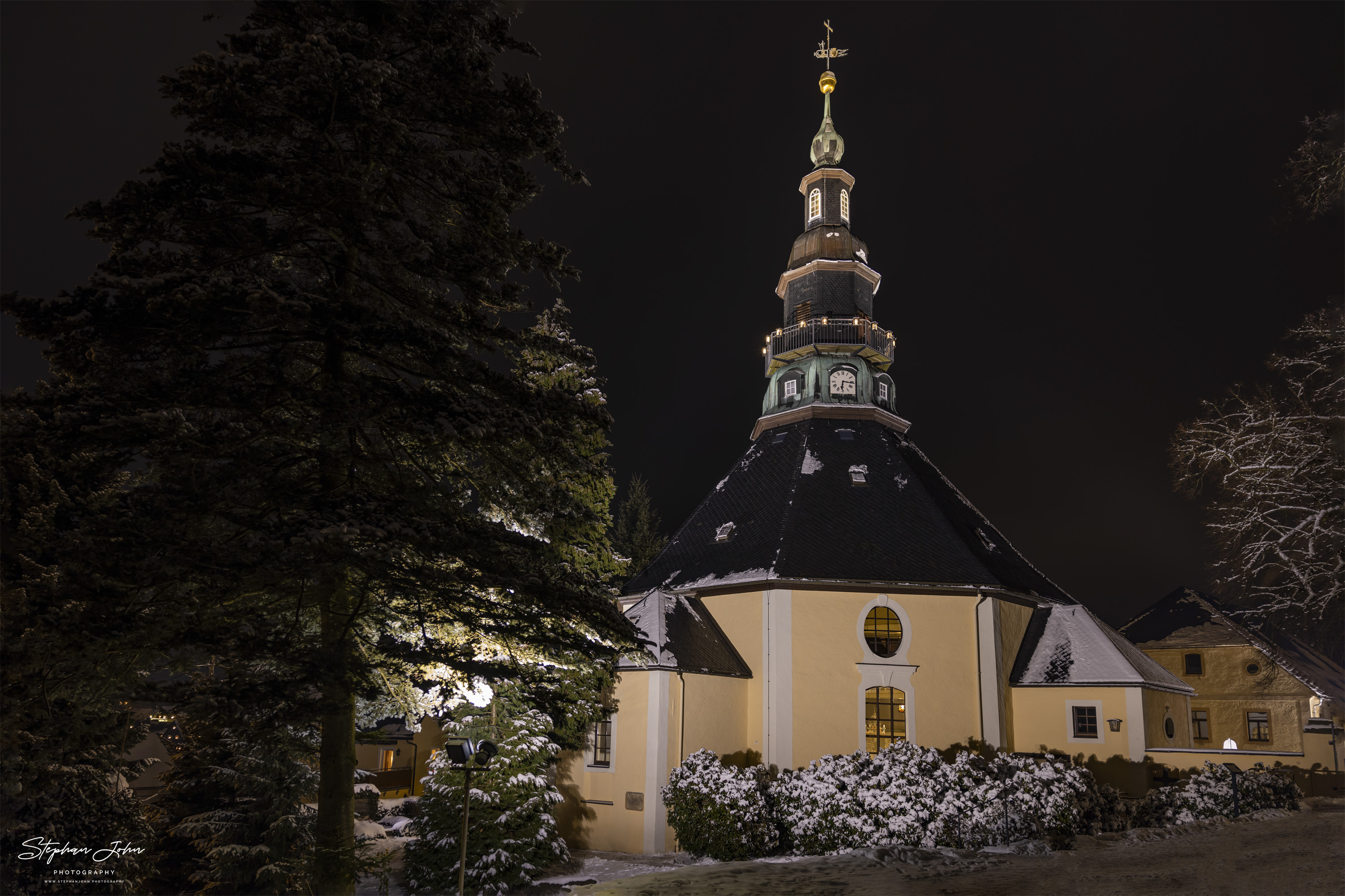 Die Seiffener Kirche, oder wie sie offiziell heißt, Bergkirche Seiffen, ist die evangelisch-lutherische Kirche in der Gemeinde Seiffen im Erzgebirgskreis in Sachsen. Sie ist das Wahrzeichen des Ortes und ein beliebtes Motiv der Erzgebirgischen Volkskunst. (Wikipedia)