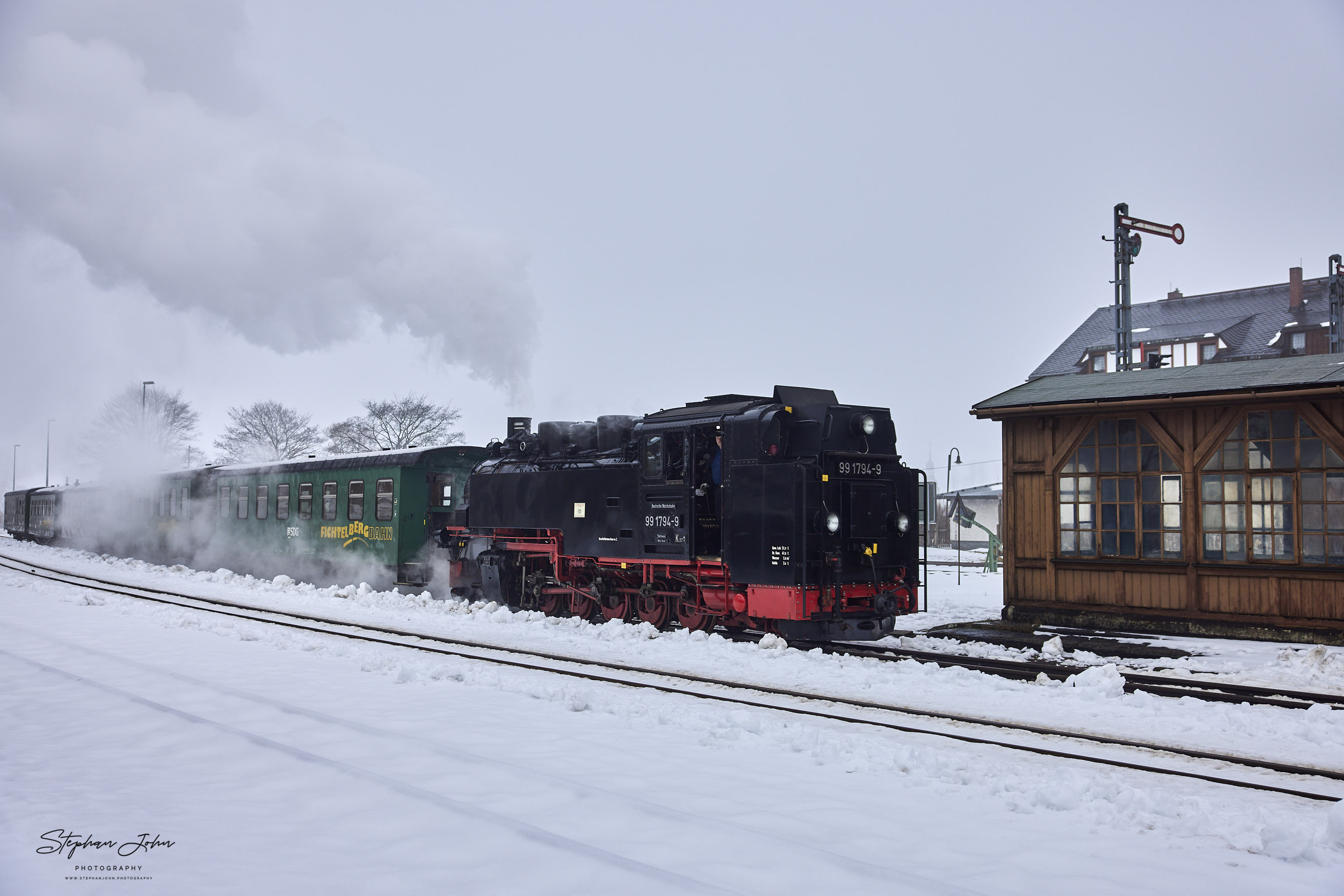 der erste Zug des Tages Zug P1000 mit Lok 99 1794-9 erreicht den Bahnhof Cranzahl