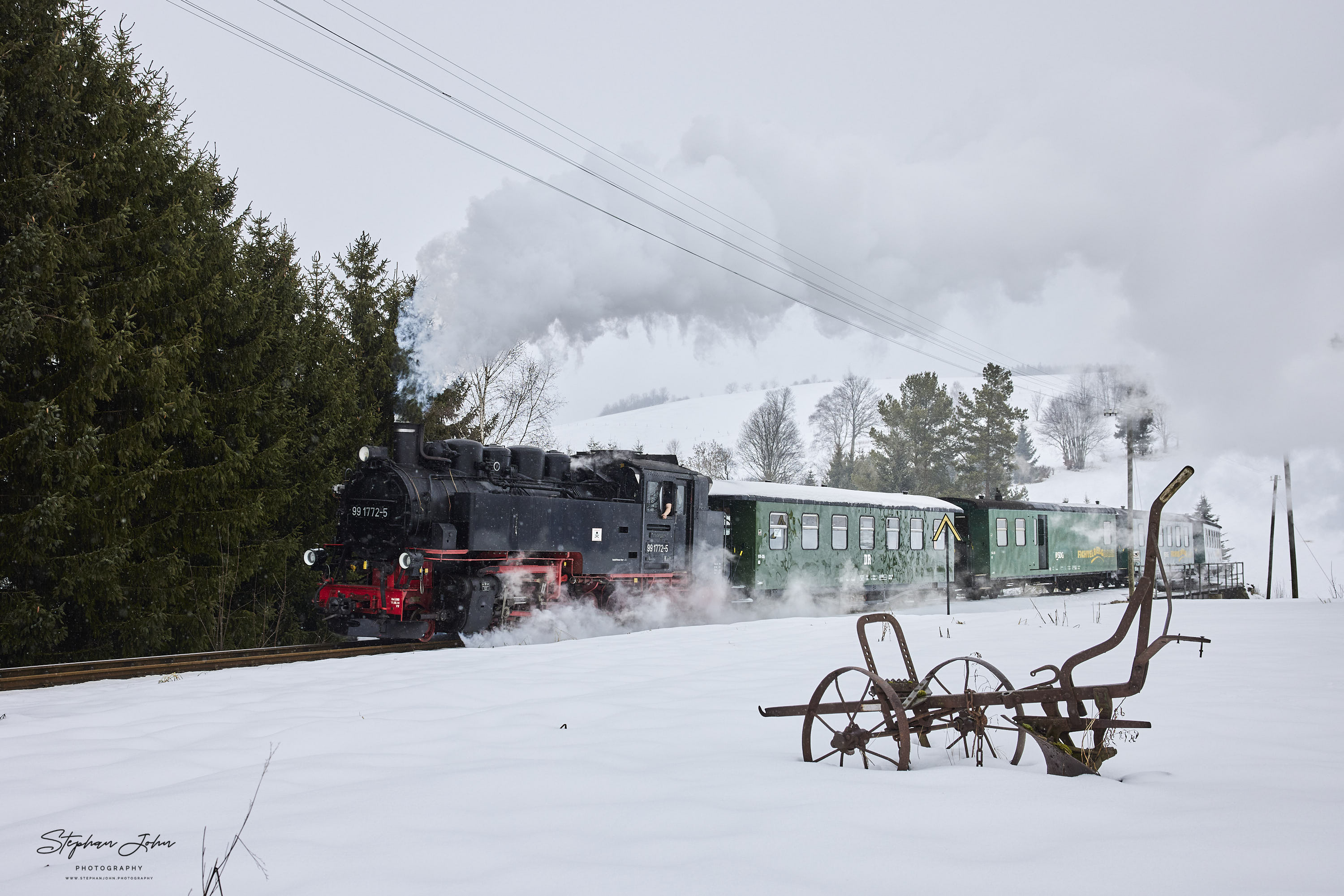 Zug P 1003 mit Lok 99 1772-5 nach Oberwiesenthal dampft durch die Ortslage Neudorf