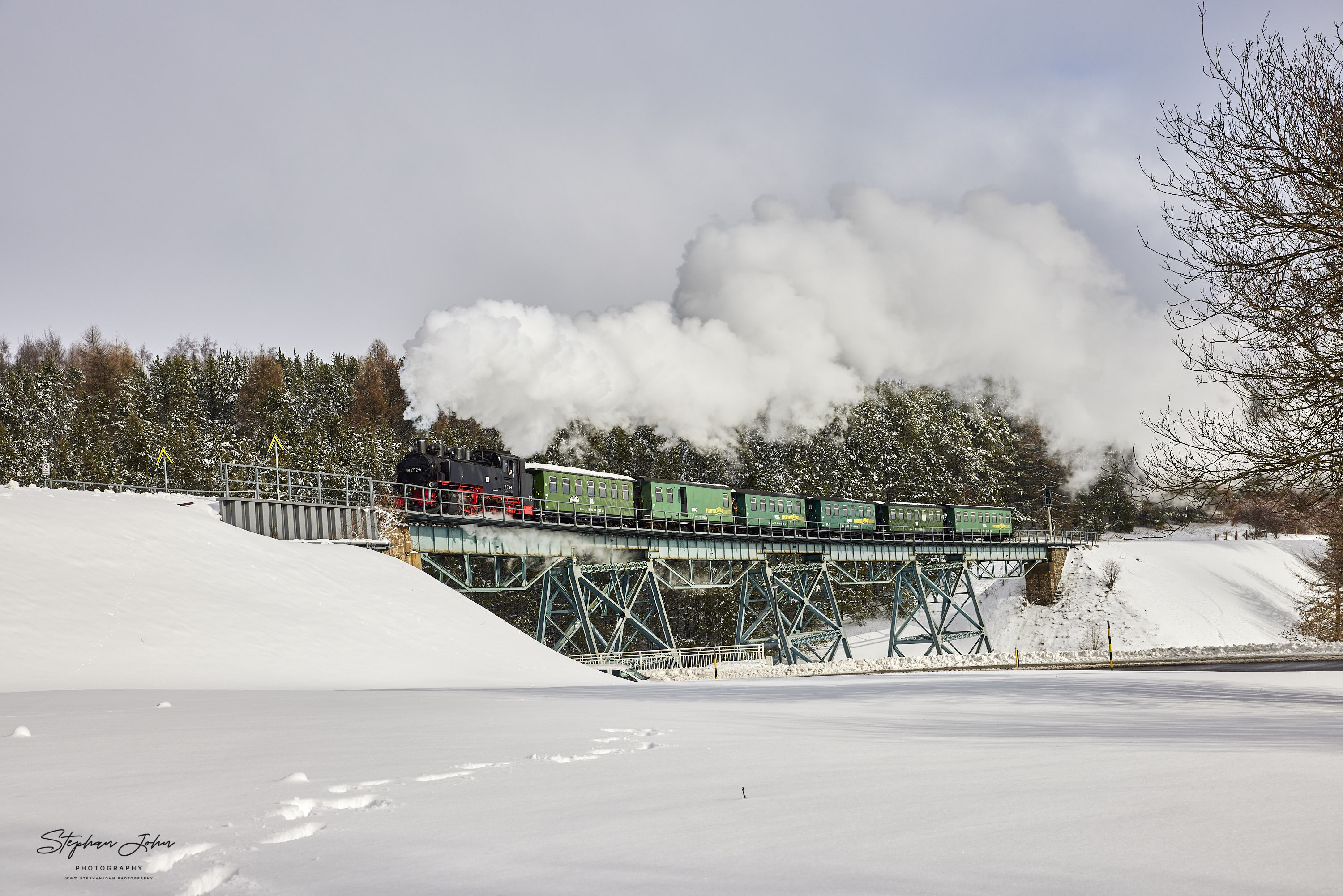 Zug P 1003 mit Lok 99 1772-5 erreicht den Zielbahnhof Oberwiesenthal