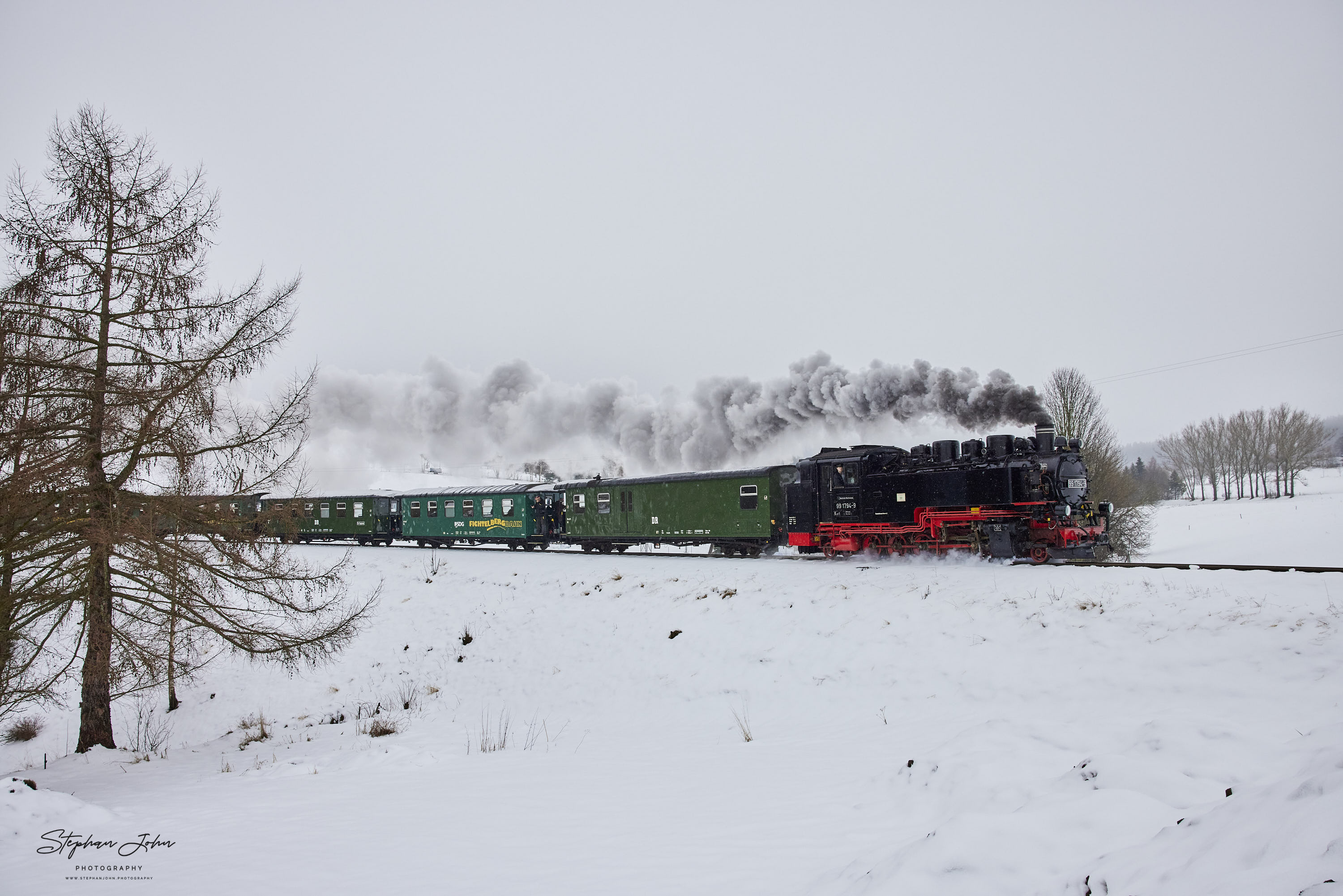 Zug P 1005 mit Lok 99 1794-9 verlässt Cranzahl und macht sich auf den Weg nach Oberwiesenthal