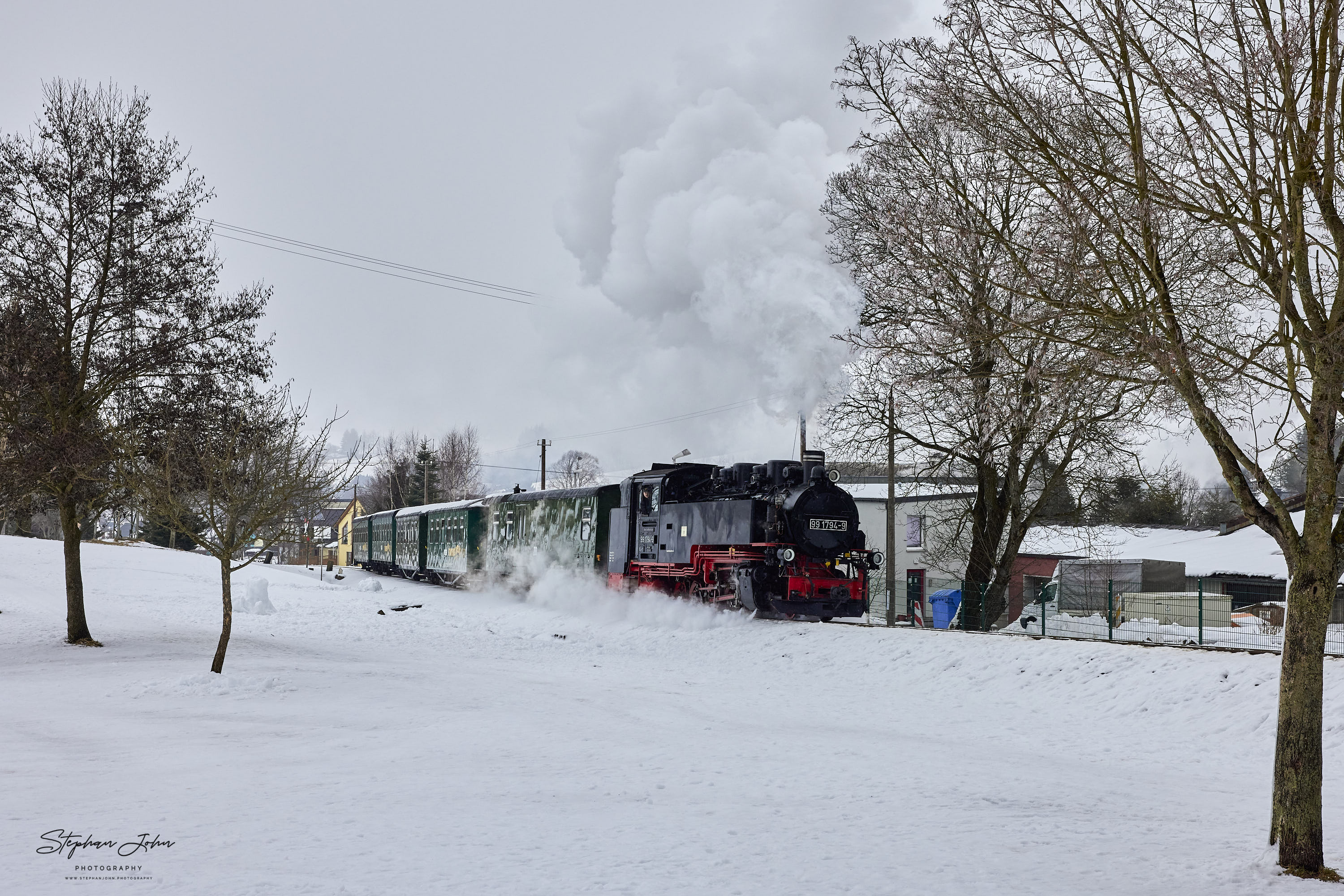 Zug P 1005 mit Lok 99 1794-9 dampft durch Neudorf und erreicht gleich den Bahnhof Vierenstraße