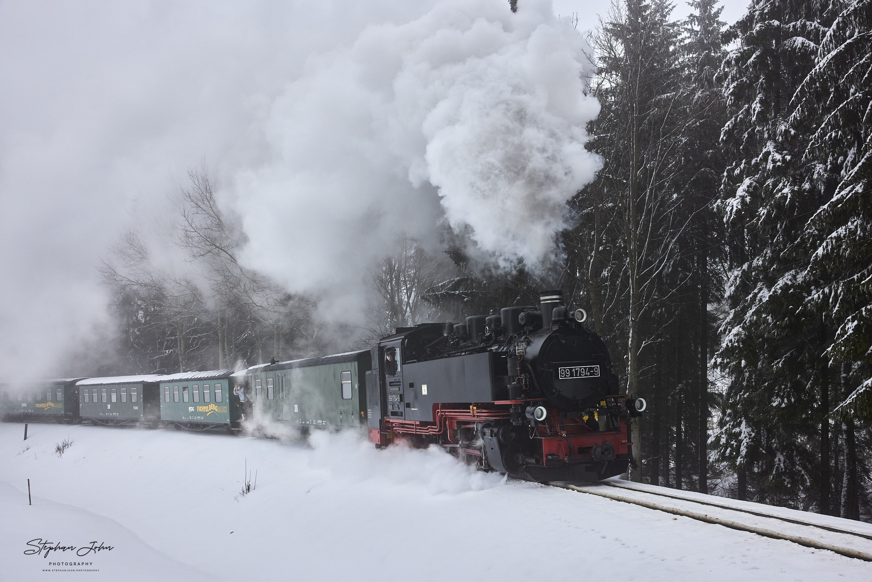Zug P 1005 mit Lok 99 1794-9 hat den Bahnhof Kretscham-Rothensehma verlassen und dampft durch den Nebel nach Oberwiesenthal