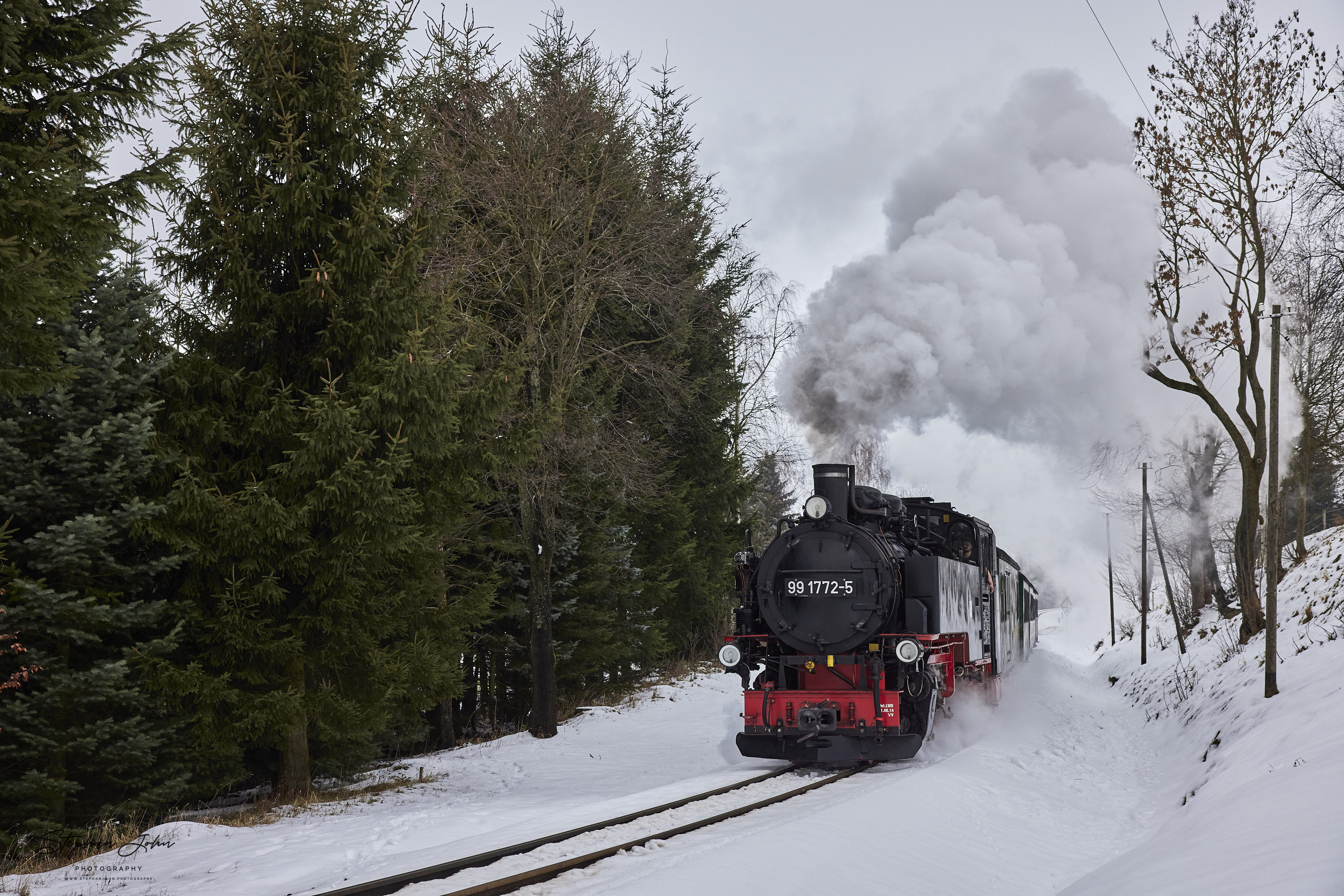 Zug P 1007 mit Lok 99 1772-5 dampft durch Neudorf