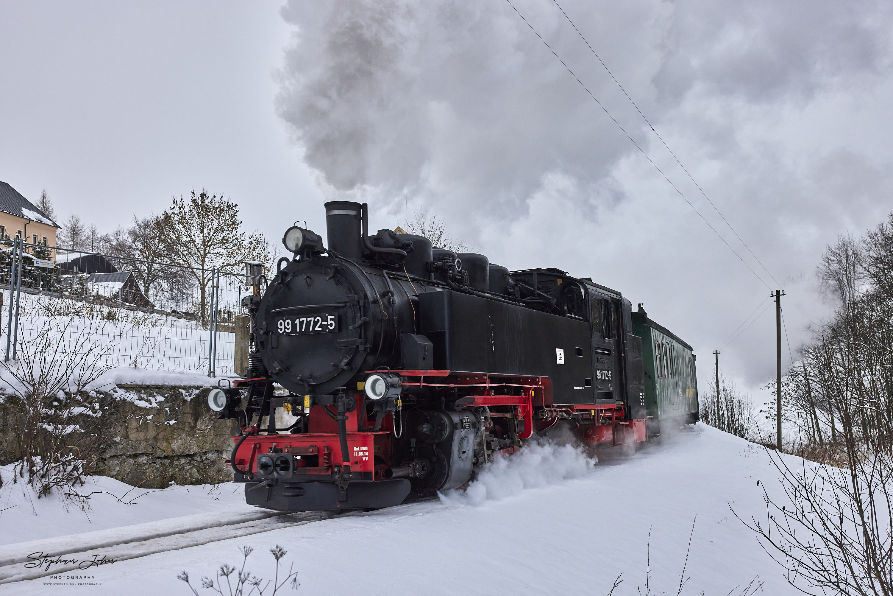 Zug P 1007 mit Lok 99 1772-5 hat Hammerunterwiesenthal verlassen und dampft weiter nach Oberwiesenthal