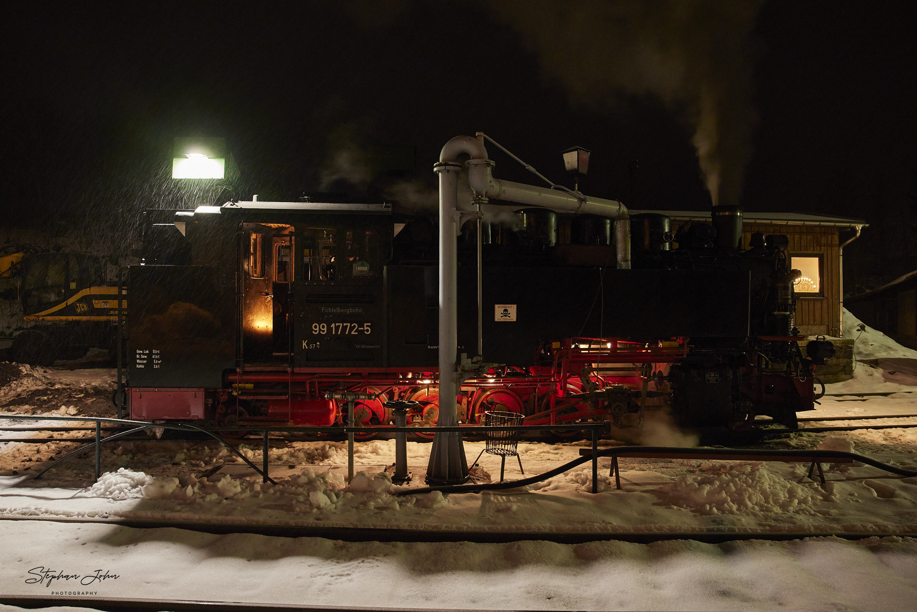 Lok 99 1772-5 wird in Cranzahl für den letzten Zug des Tages vorbereitet.
