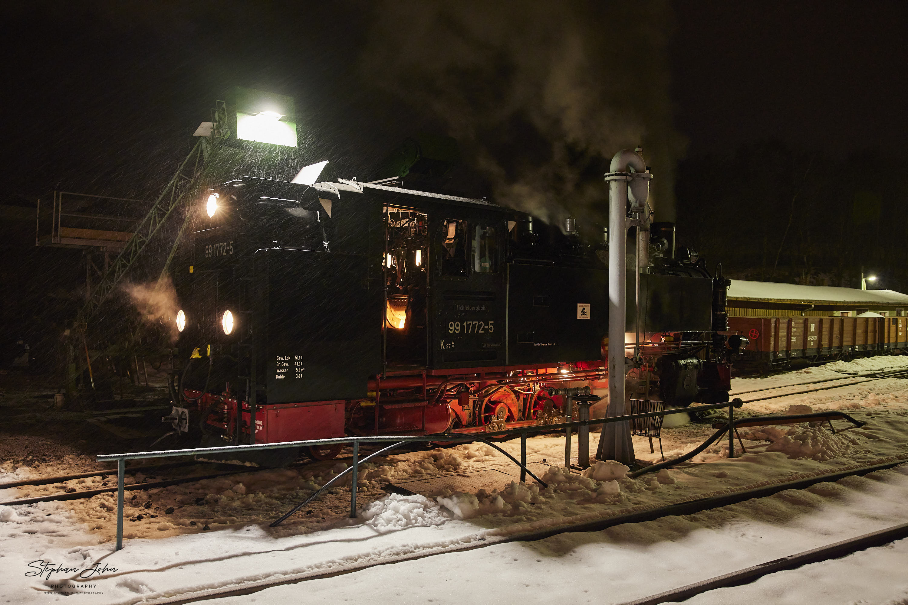 Lok 99 1772-5 wird in Cranzahl für den letzten Zug des Tages vorbereitet.