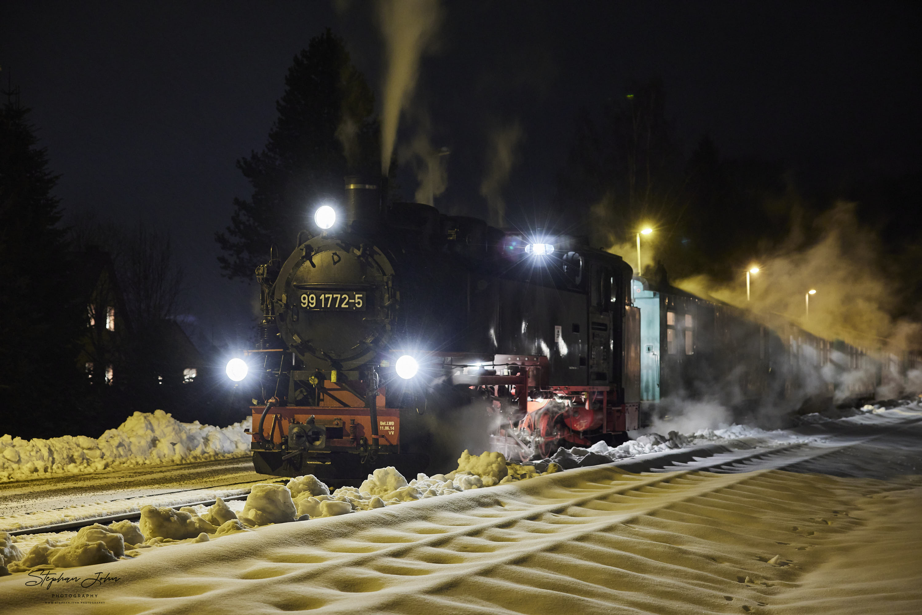 Zug P 1011 mit Lok 99 1772-5 hat Neudorf erreicht und wartet auf die Weiterfahrt