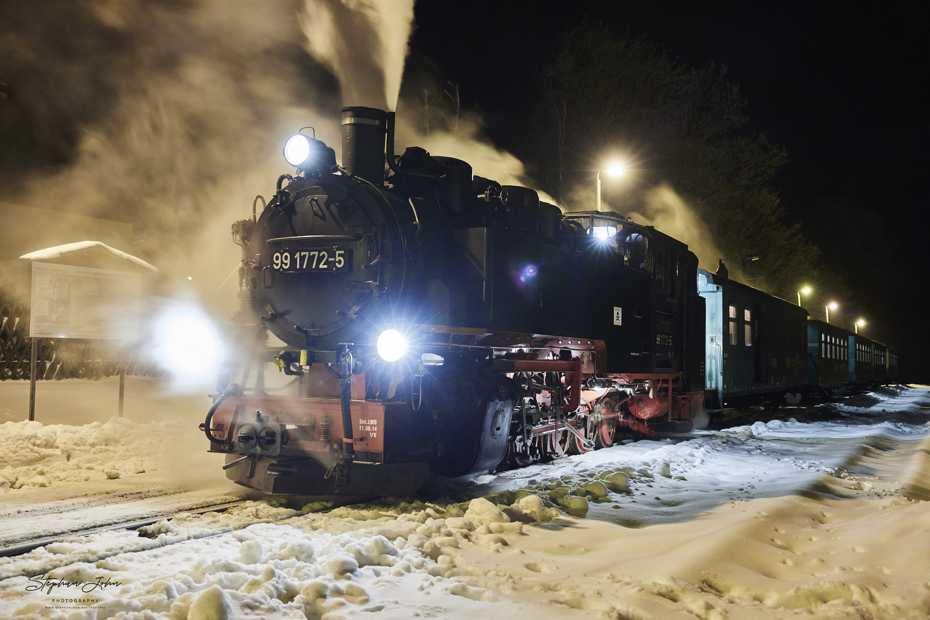 Zug P 1011 mit Lok 99 1772-5 wartet in Kretscham-Rothensehma auf die Weiterfahrt nach Oberwiesenthal