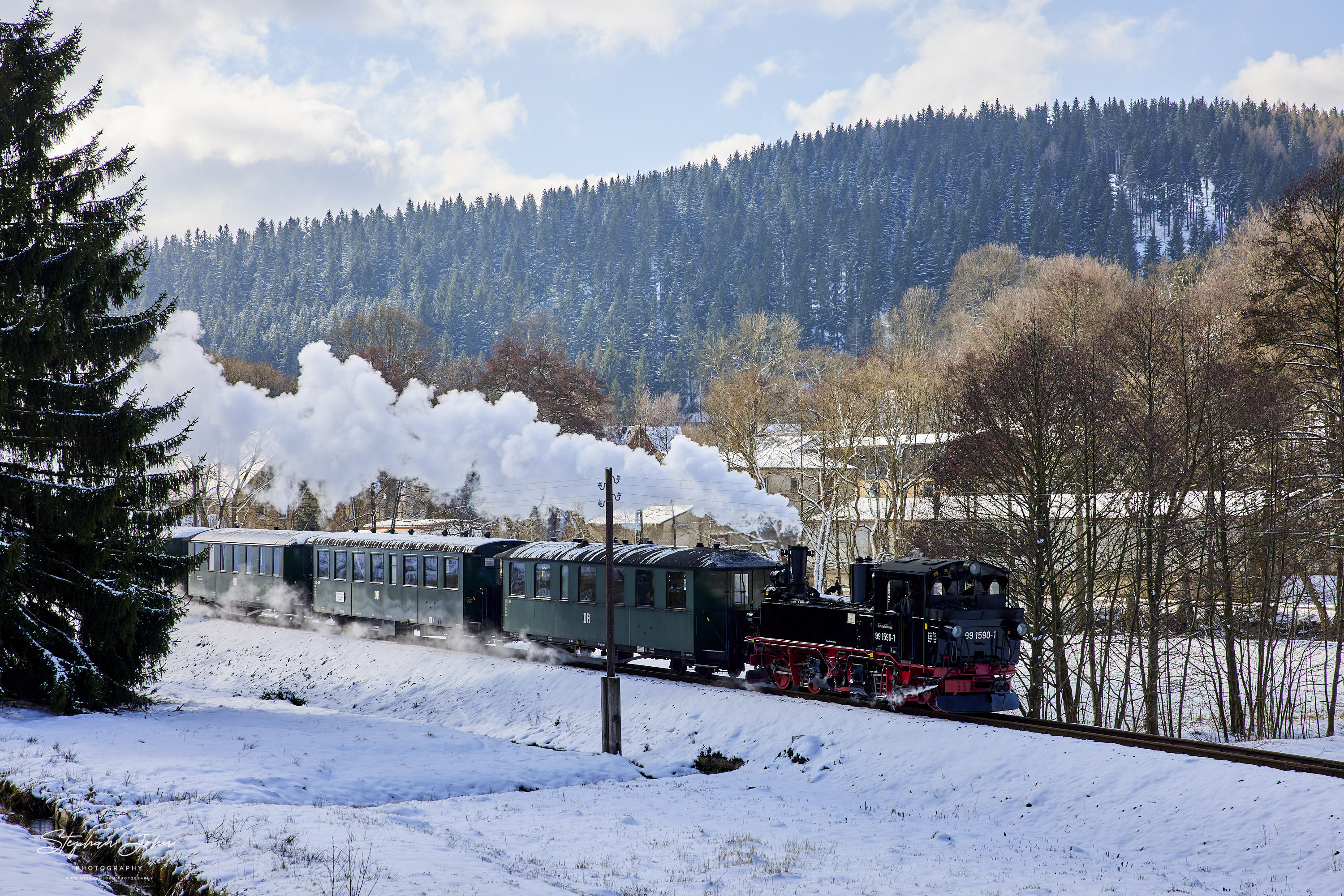 Zug 14110 mit Lok 99 1590-1 als erster Zug des Tages nach Steinbach. Hier befindet sich der Zug kurz vor dem Haltepunkt Forellenhof