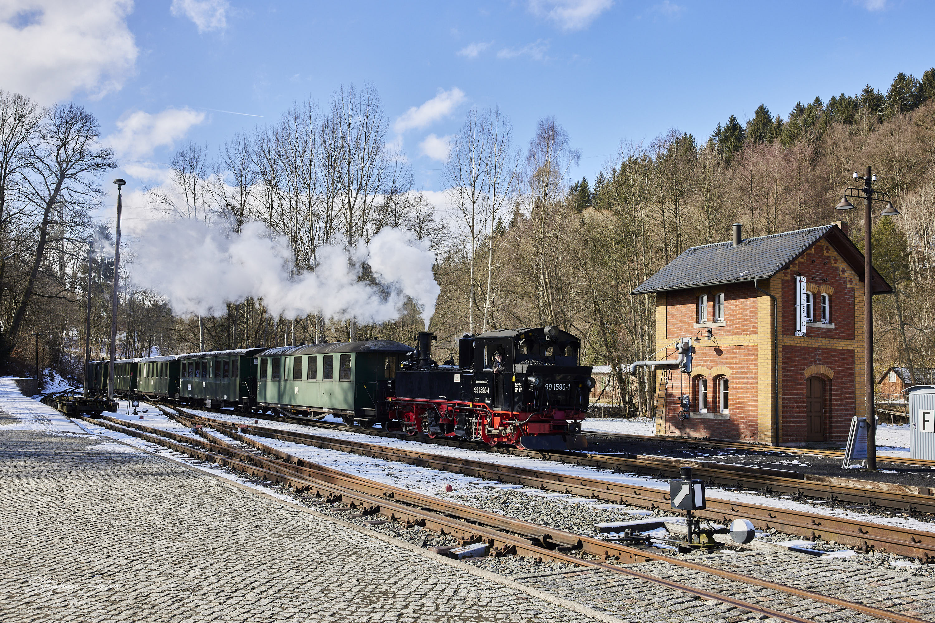 Der Zug 14110 mit Lok 99 1590-1 erreicht den Bahnhof Steinbach