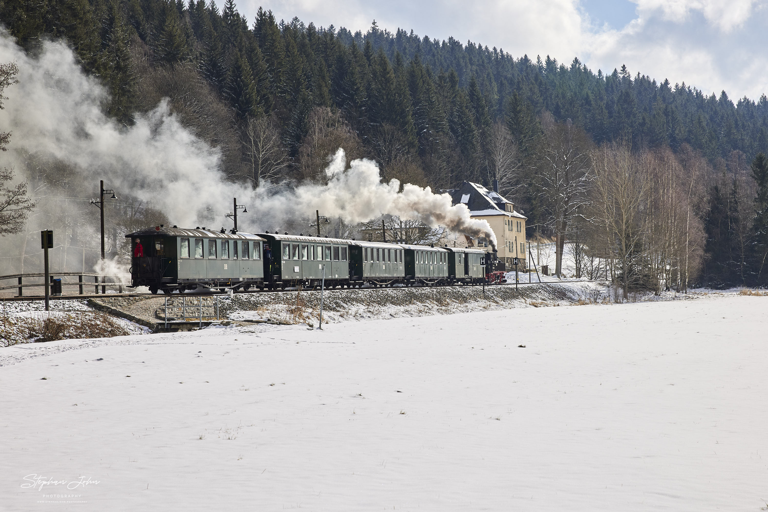 Zug 14111 am Haltepunkt Forellenhof