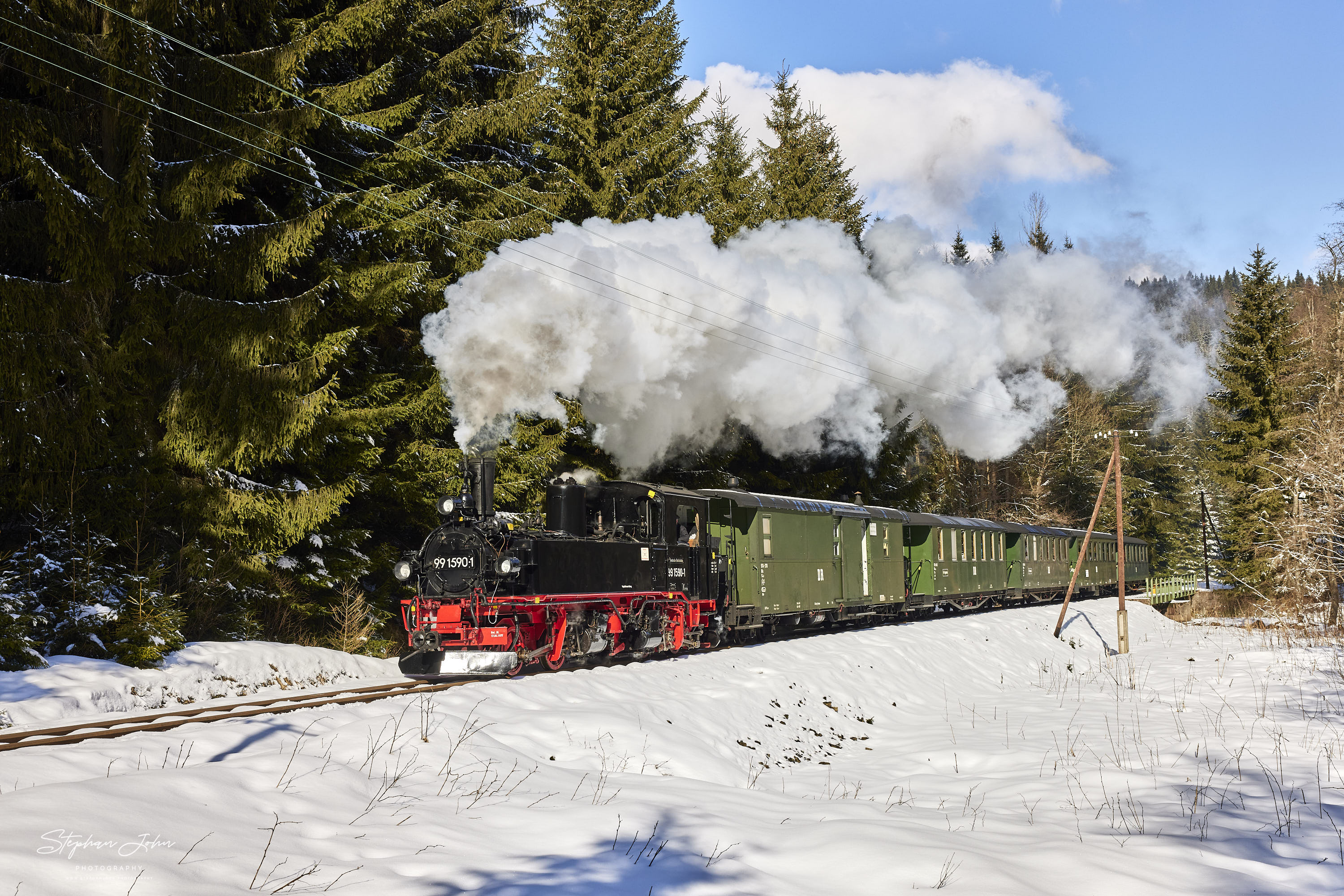 Zug 14111 mit Lok 99 1590-1 auf dem Weg nach Jöhstadt im Wald zwischen Loreleifelsen und Schlössel