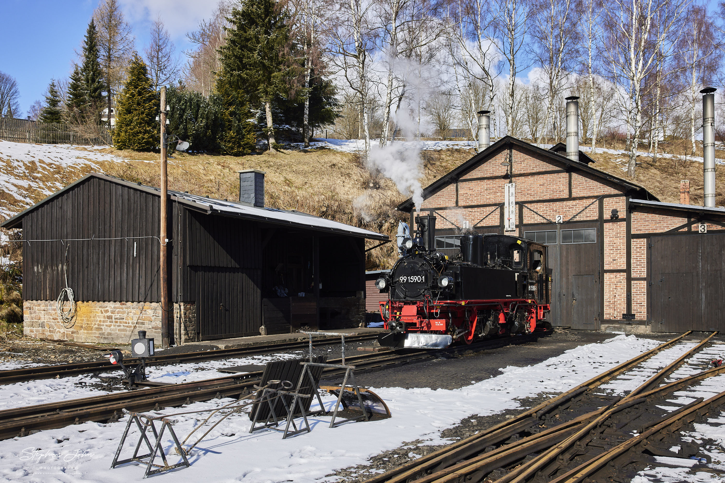 Lok 99 1590-1 wird für die Fahrt nach Steinbach in Jöhstadt bevorratet