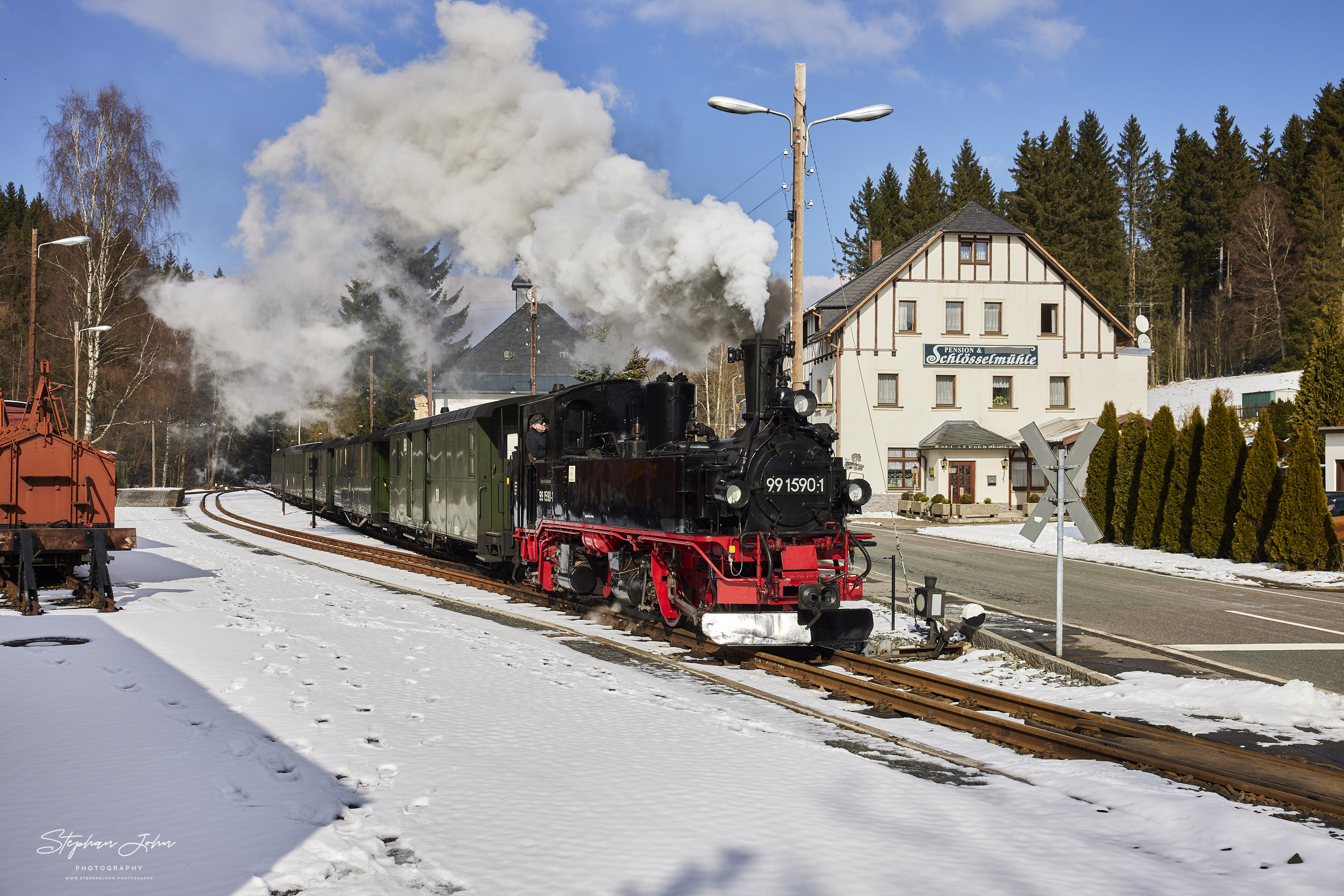Ausfahrt des Zug 14113 mit Lok 99 1590-1 aus dem Bahnhof Schlössel