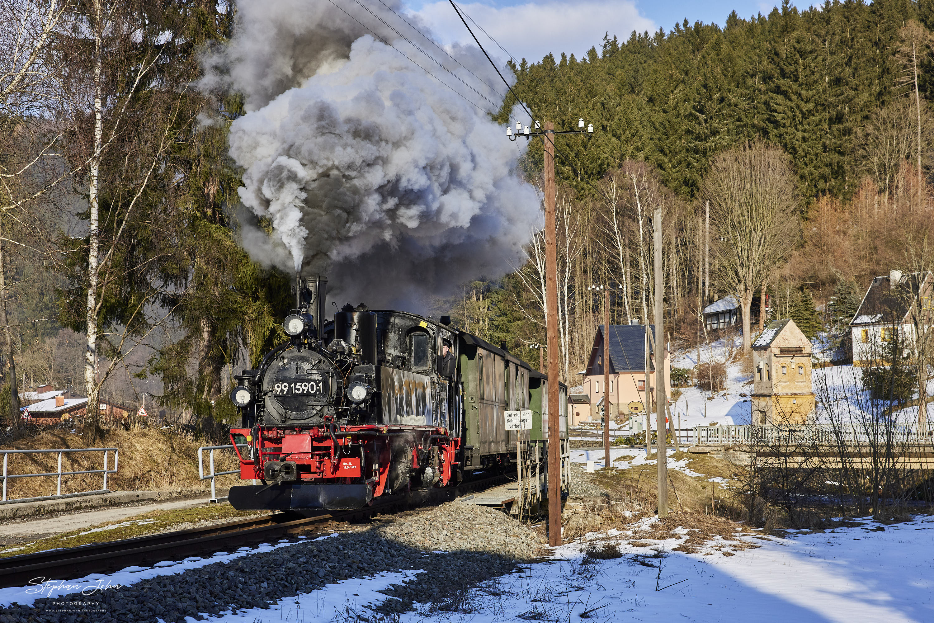Ausfahrt des Zug 15115 aus dem bahnhof Schmalzgrube