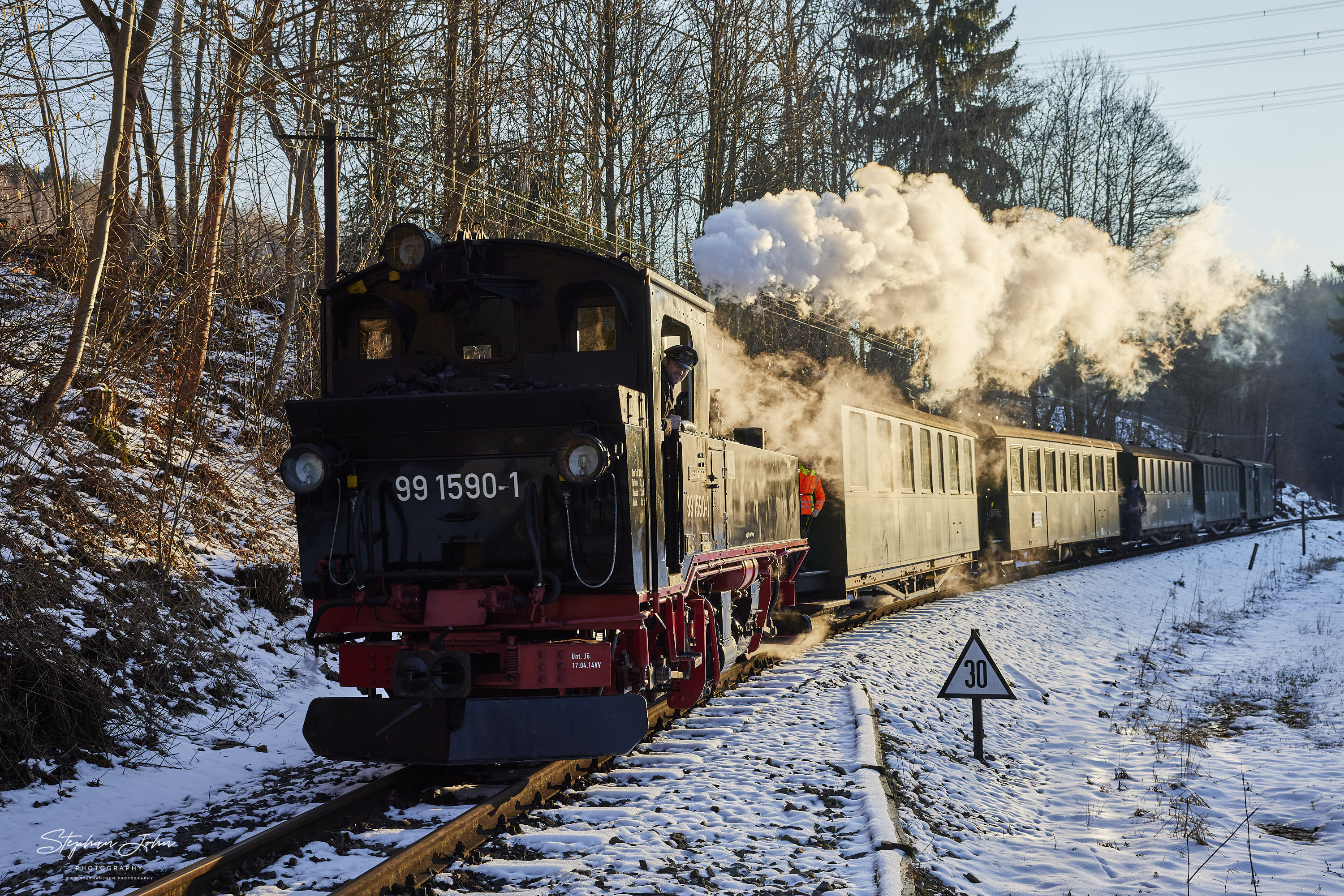 Zug 14116 erreicht den Bahnhof Steinbach