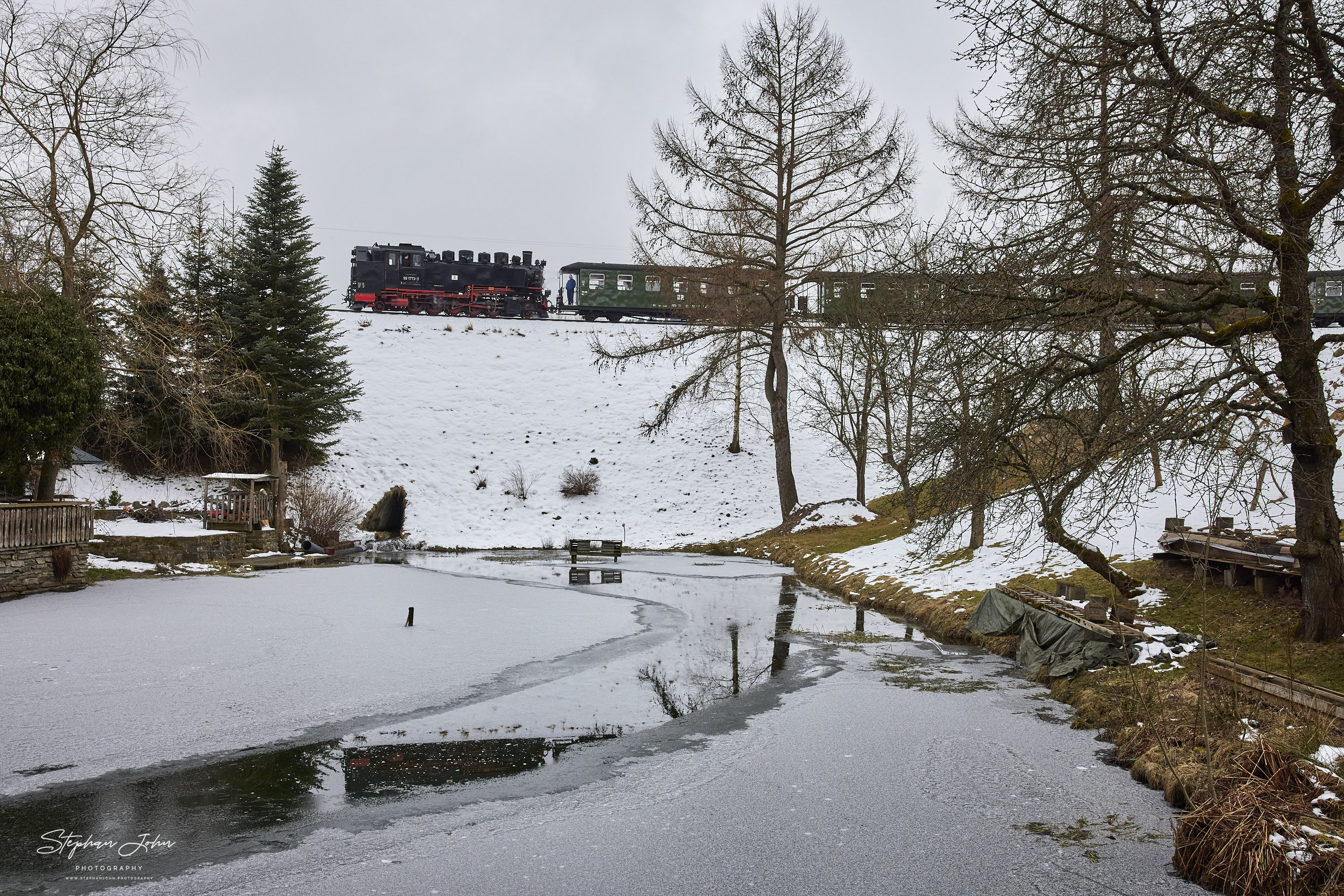 Zug 1104 mit Lok 99 1773-3 erreicht Cranzahl in Höhe Teichweg