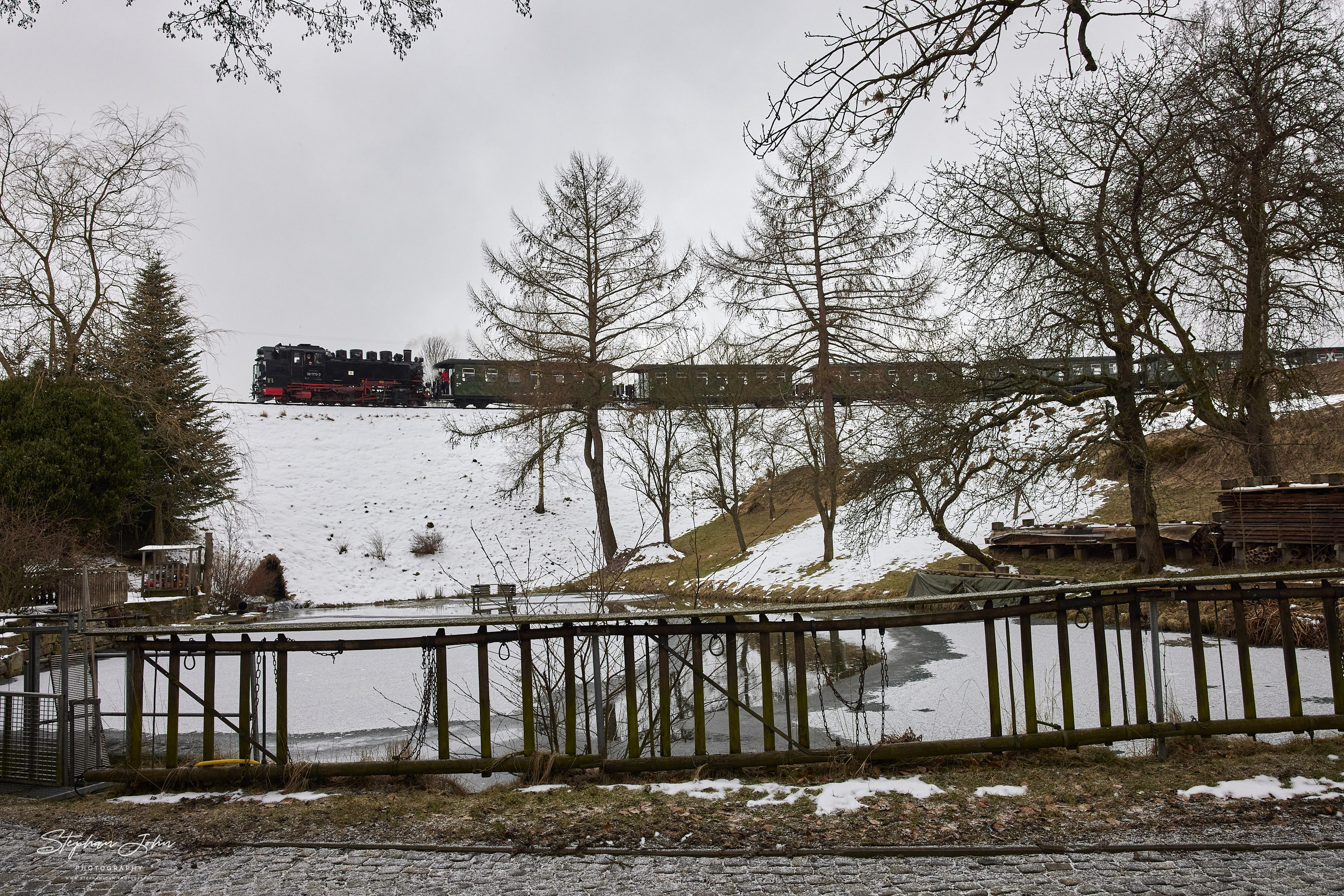 Zug 1108 mit Lok 99 1773-3 von Oberwiesenthal erreicht Cranzahl in Höhe Teichweg