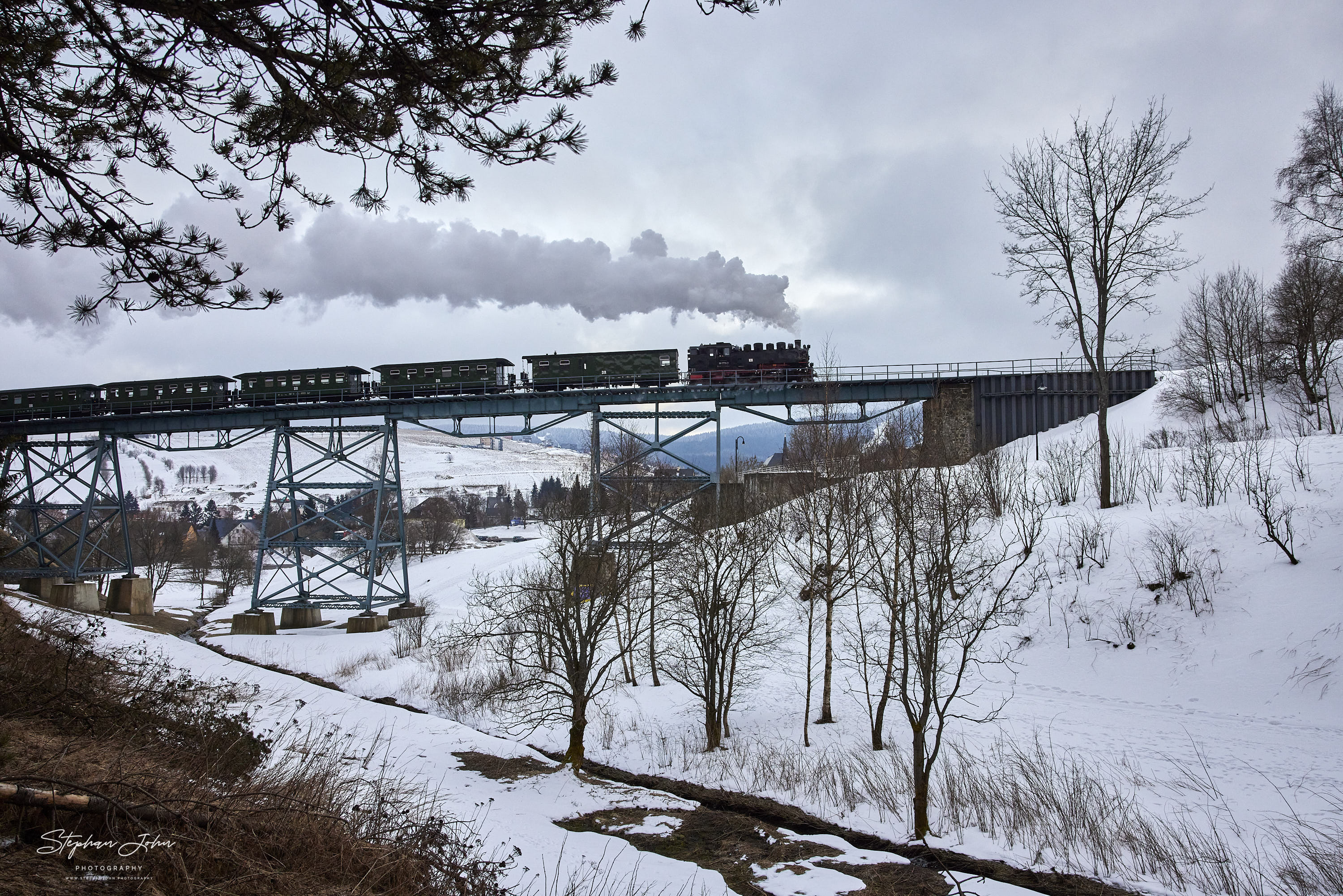 Zug 1109 mit Lok 99 1773-3 erreicht Oberwiesenthal