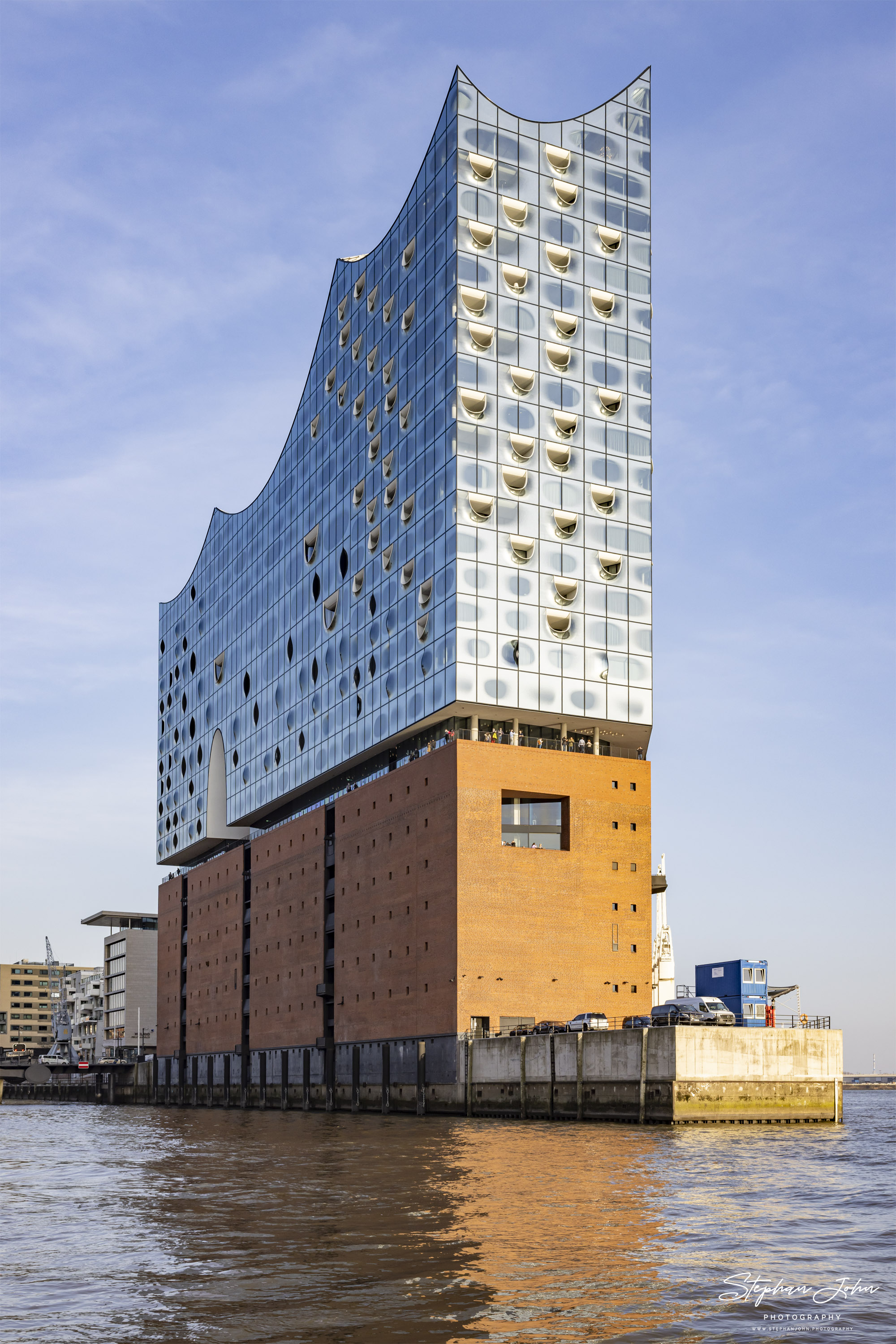 Die Hamburger Elbphilharmonie am Hafen