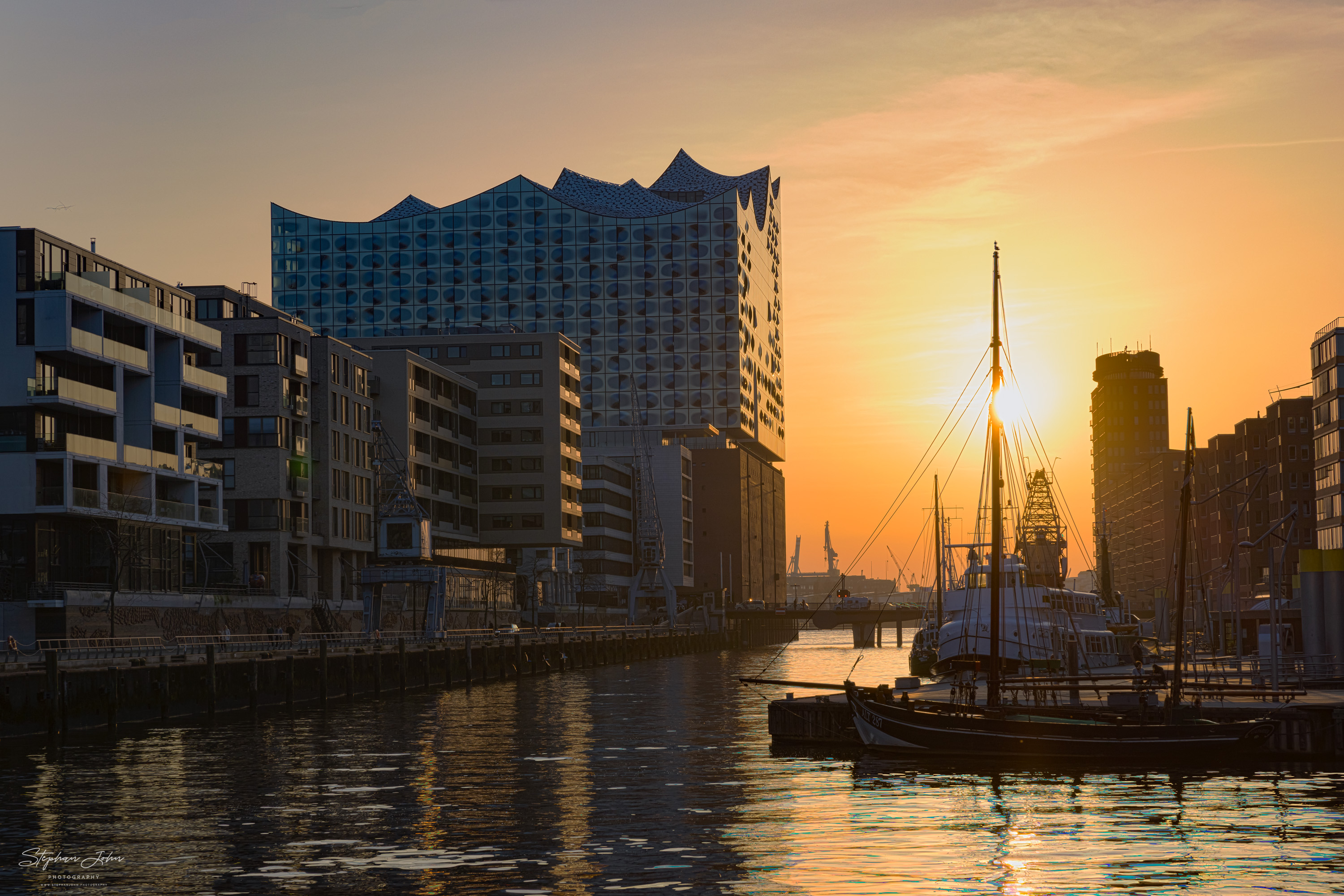 Die Hamburger Elbphilharmonie am Hafen