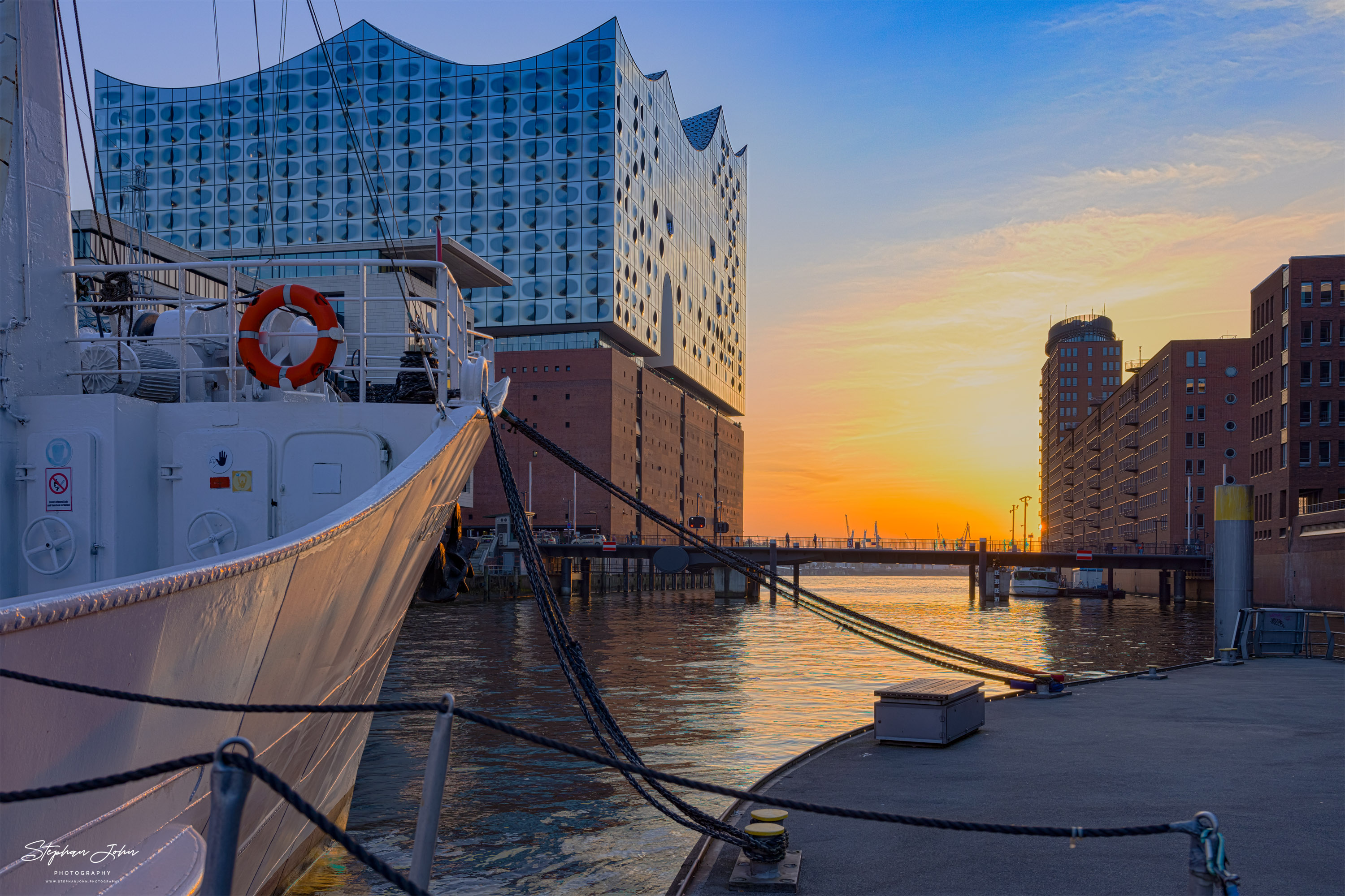 Die Hamburger Elbphilharmonie am Hafen