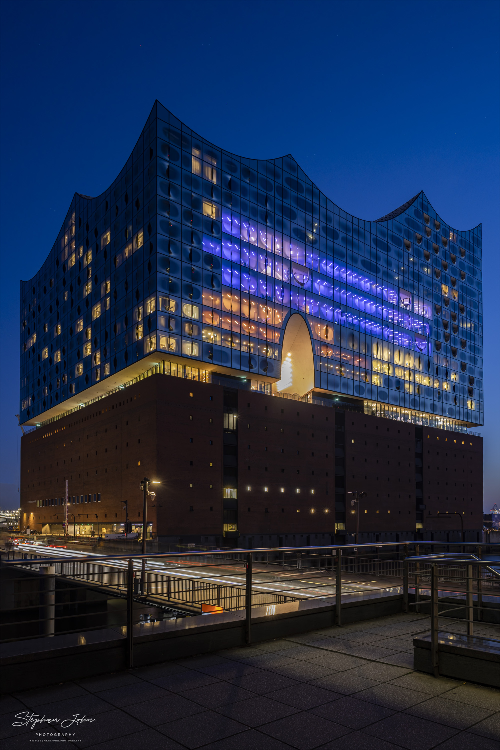 Die Hamburger Elbphilharmonie am Hafen