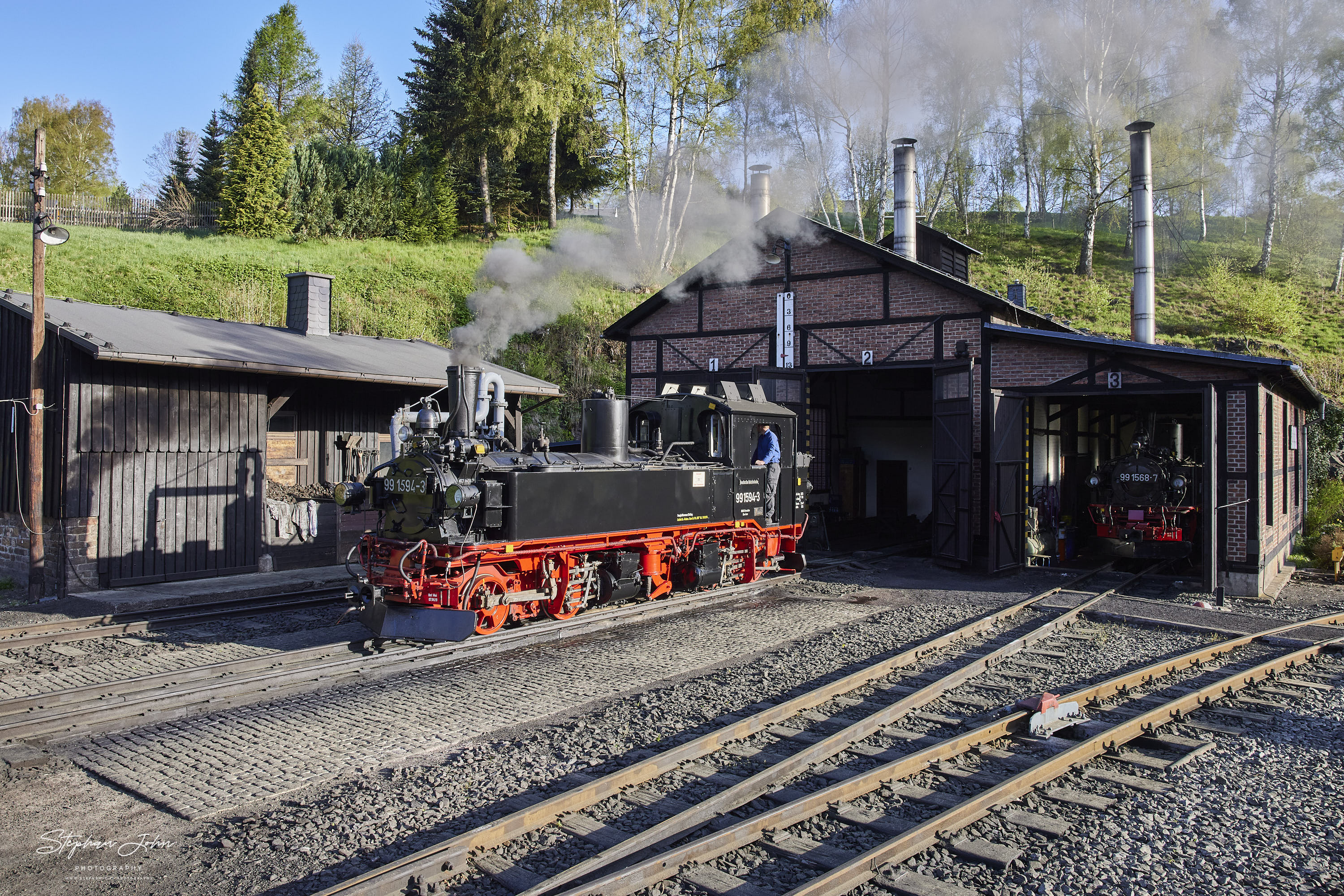 Während Lok 99 1594-3 für den Tag vorbereitet wird, schlummert Lok 99 1568-7 noch im Lokschuppen