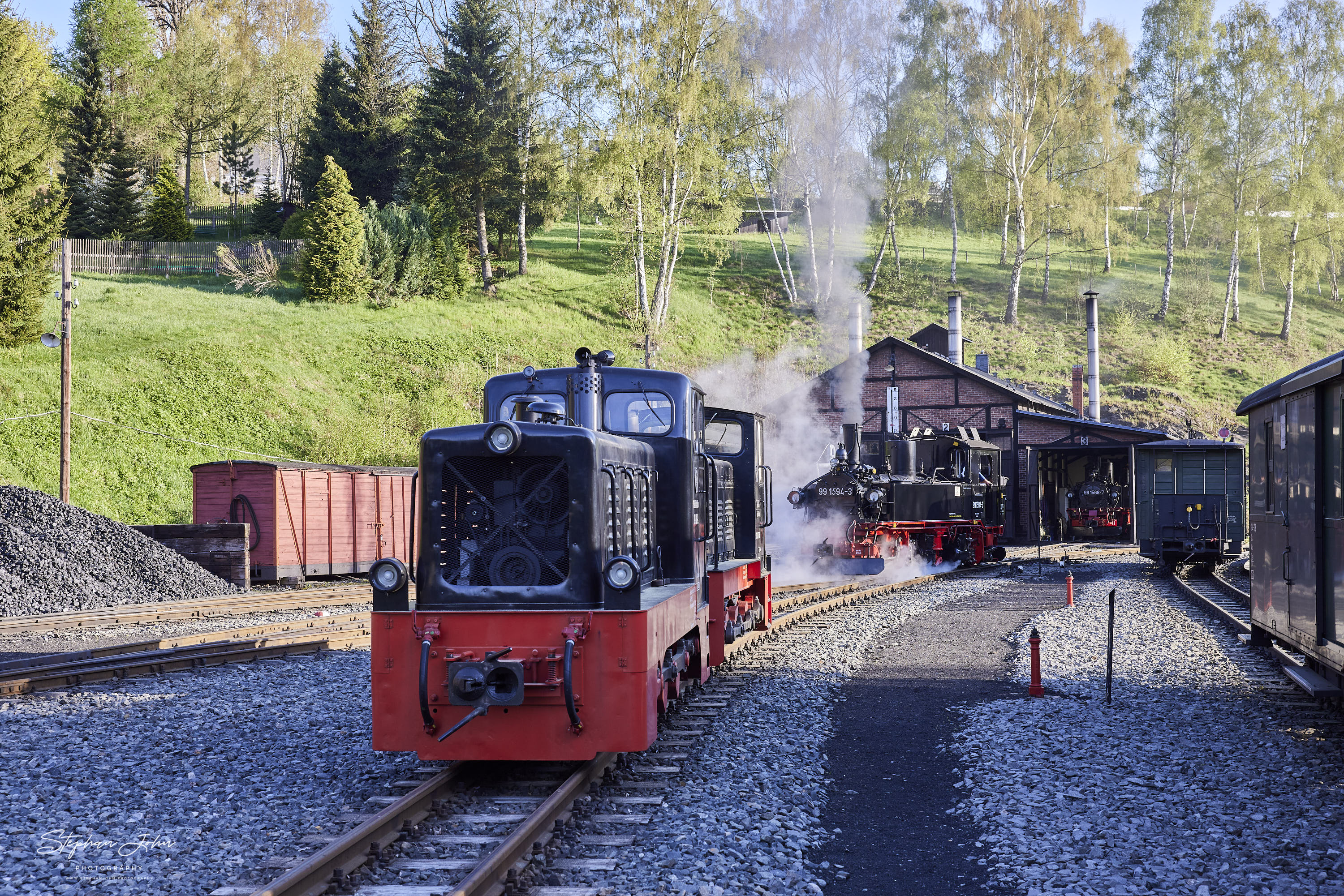 Während Lok 99 1594-3 für den Tag vorbereitet wird, schlummert Lok 99 1568-7 noch im Lokschuppen