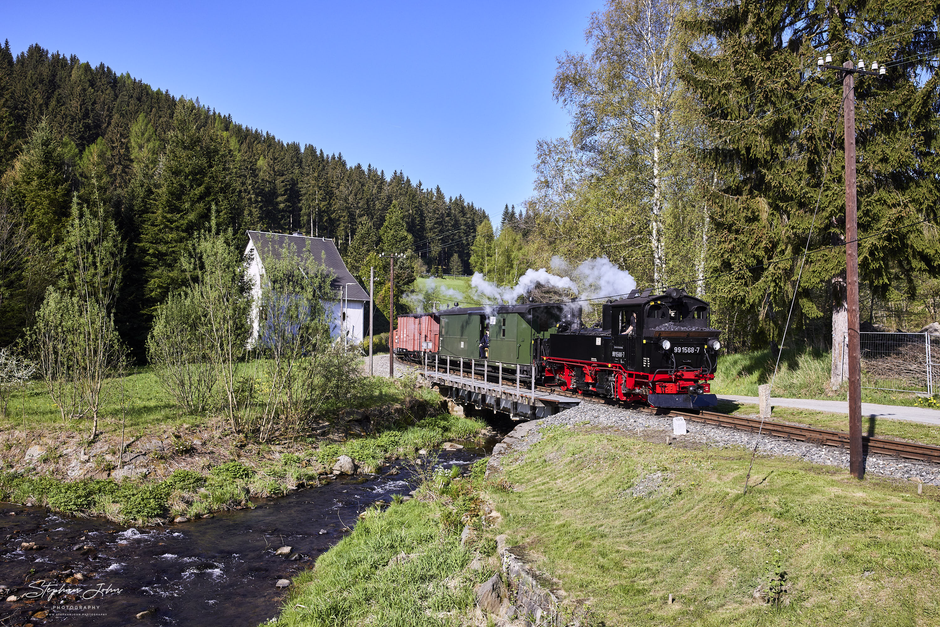 G 11250 mit Lok 99 1568-7 erreicht den Bahnhof Schmalzgrube