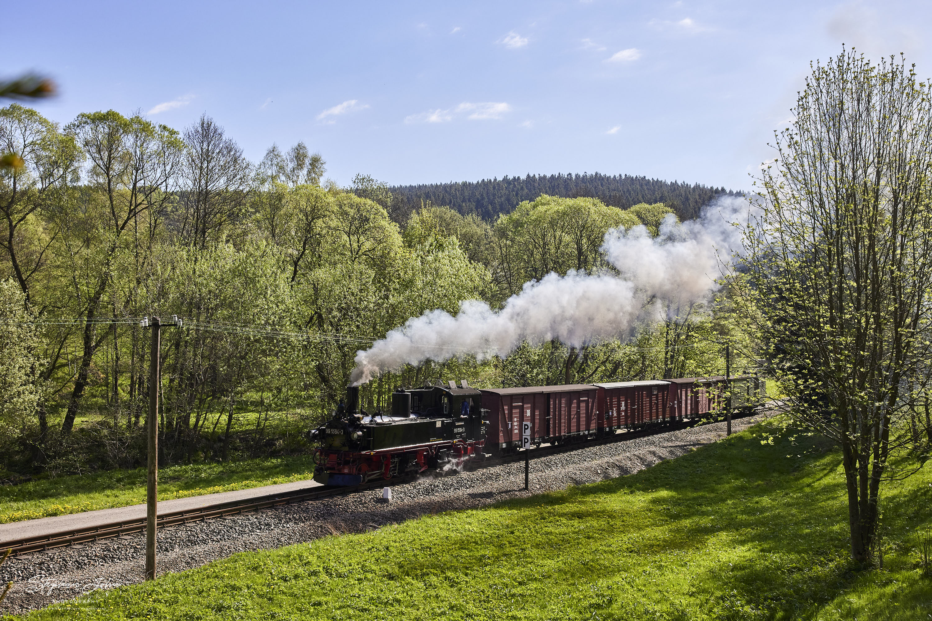 G 11201 mit Lok 99 1594-3 hat den Bahnhof Schmalzgrube verlassen und dampft weiter in Richtung Jöhstadt