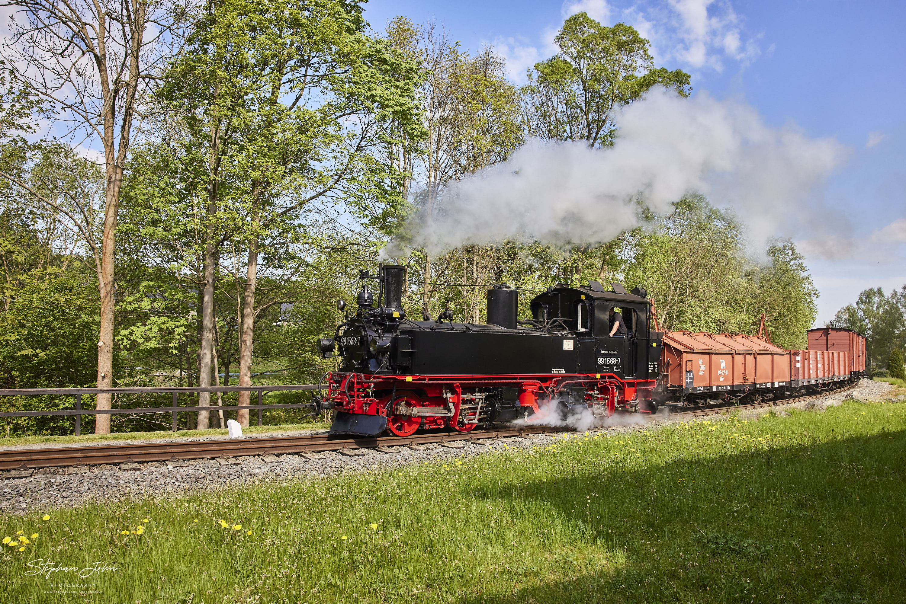 Einfahrt des G 11251 mit Lok 99 1568-7 aus Richtung Wolkenstein in den Bahnhof Steinbach.