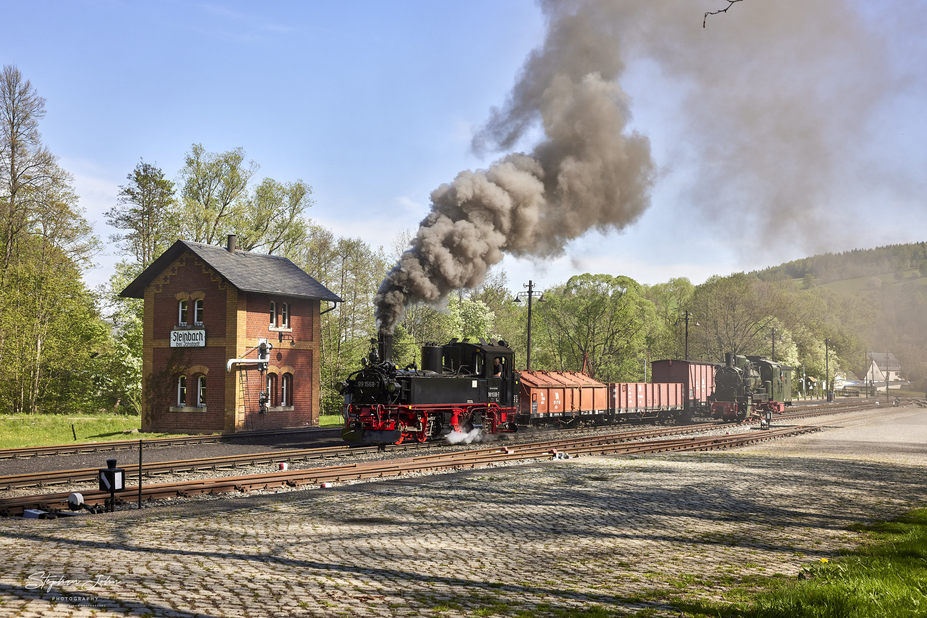 Ausfahrt des G 11251 mit Lok 99 1568-7 aus dem Bahnhof Steinbach in Richtung Jöhstadt