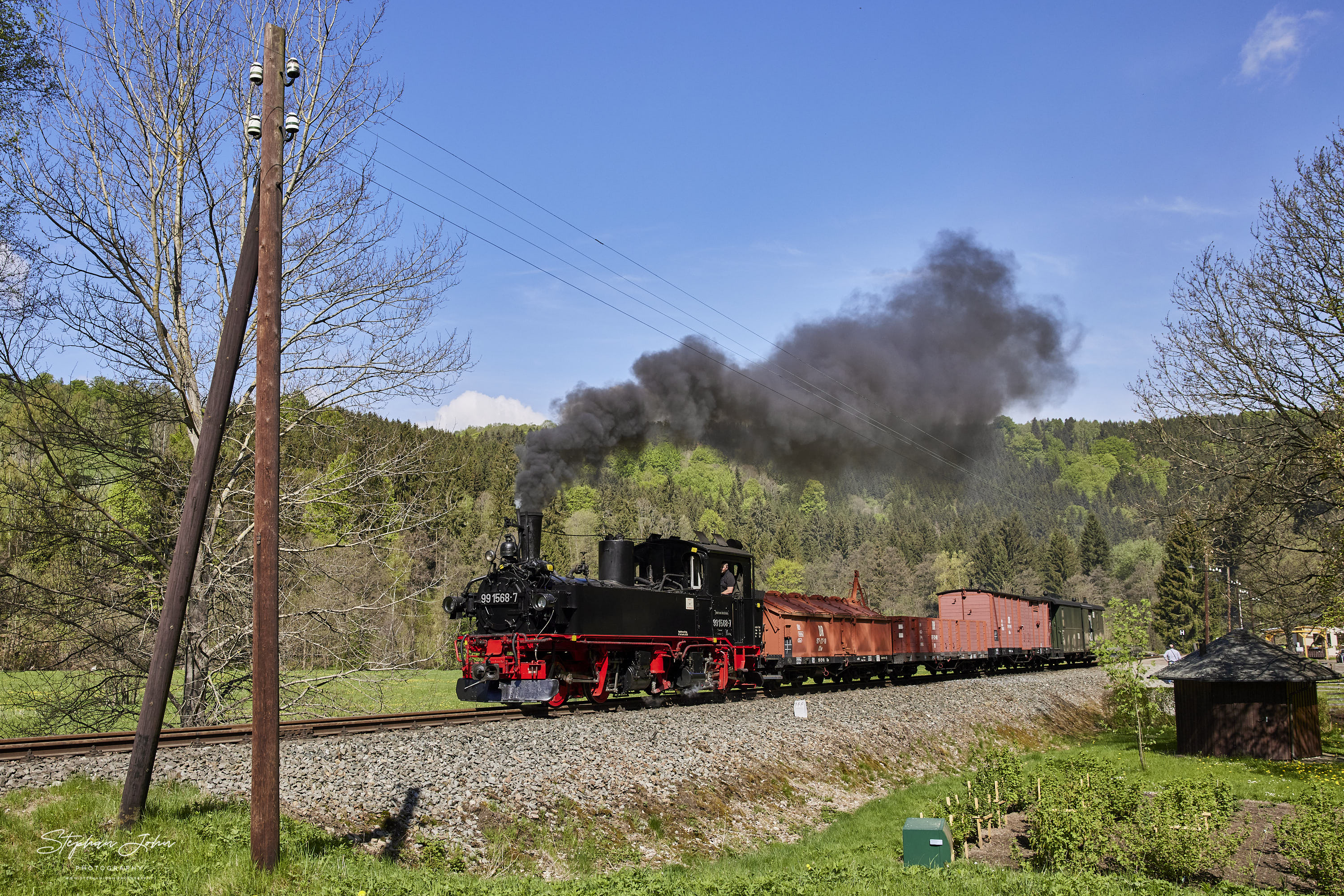 G 11251 mit Lok 99 1568-7 in Richtung Jöhstadt kurz hinter dem Haltepunkt Forellenhof