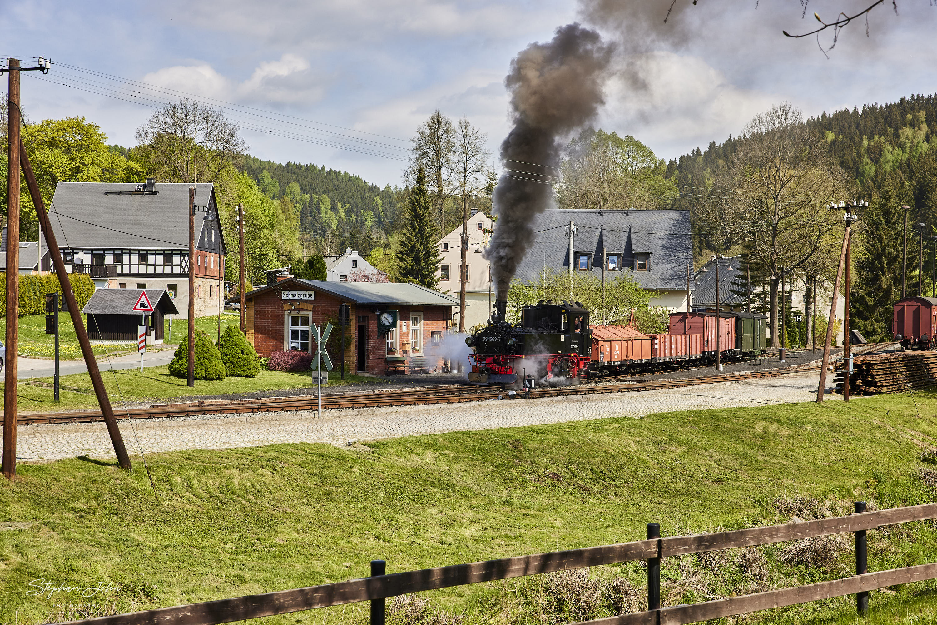 Ausfahrt des G 11251 mit Lok 99 1568-7 nach Jöhstadt aus dem Bahnhof Schmalzgrube