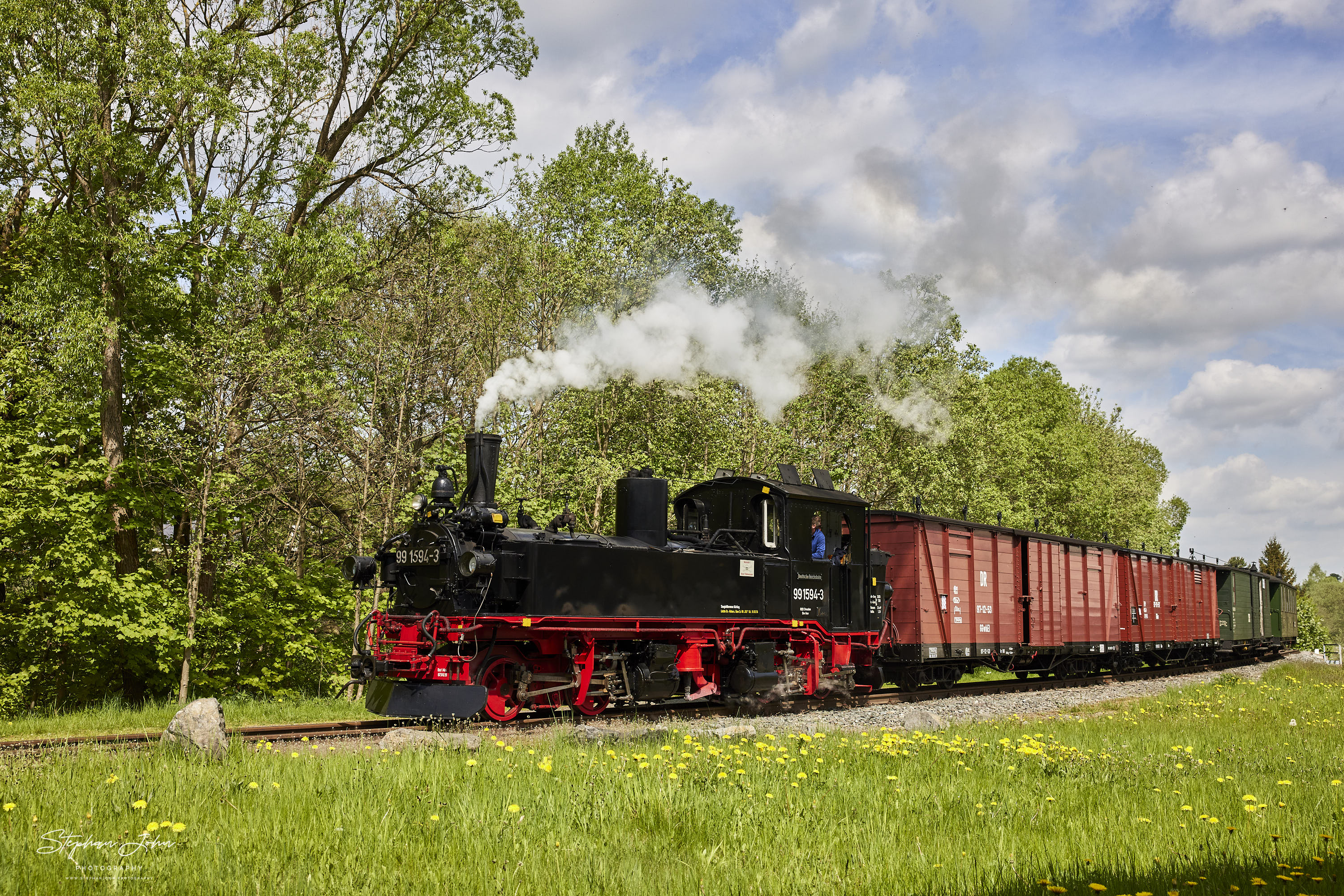 Einfahrt des GmP 11203 mit Lok 99 1594-3 in Steinbach aus Richtung Wolkenstein.