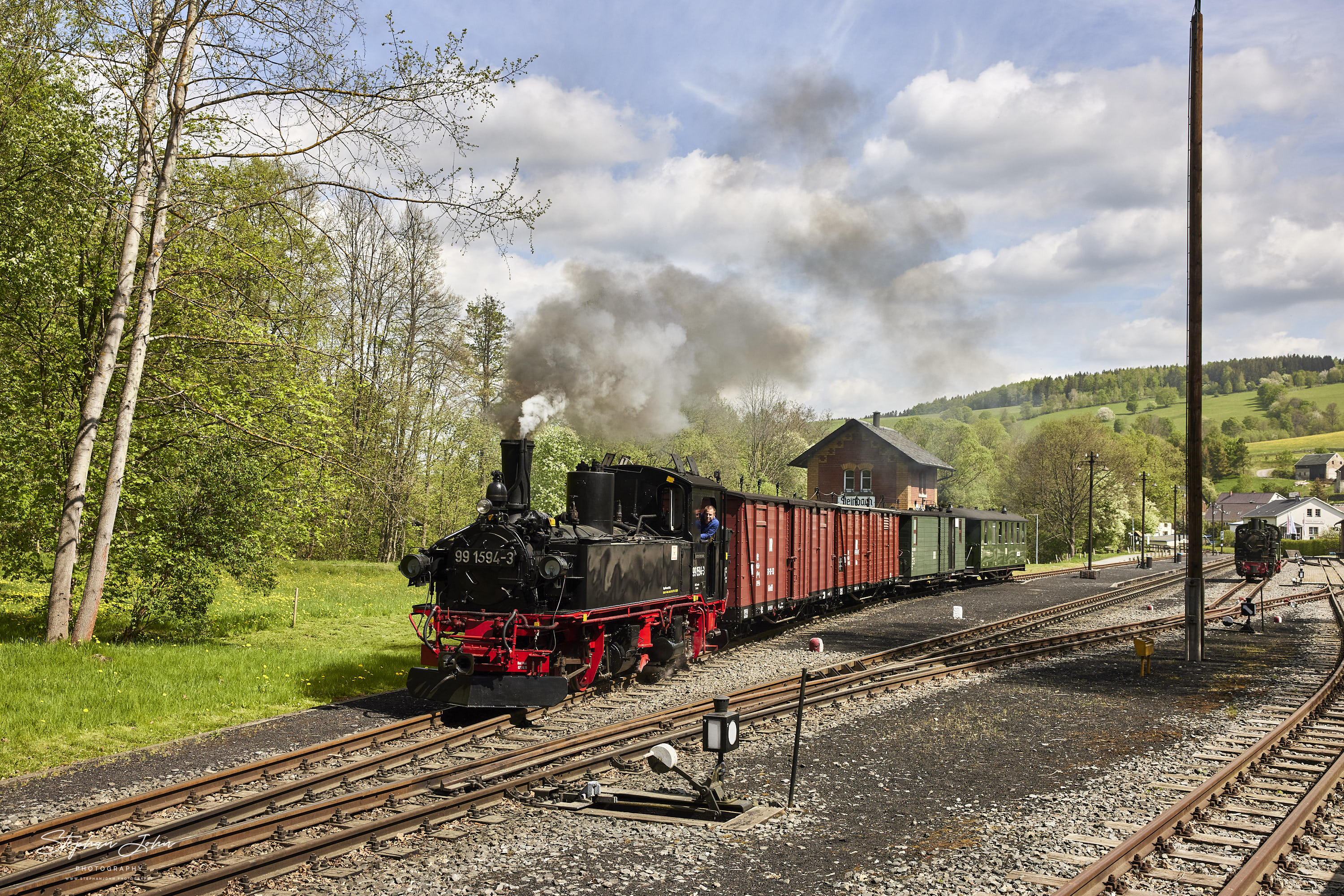 Ausfahrt des GmP 11203 mit Lok 99 1594-3 nach Jöhstadt aus dem Bahnhof Steinbach