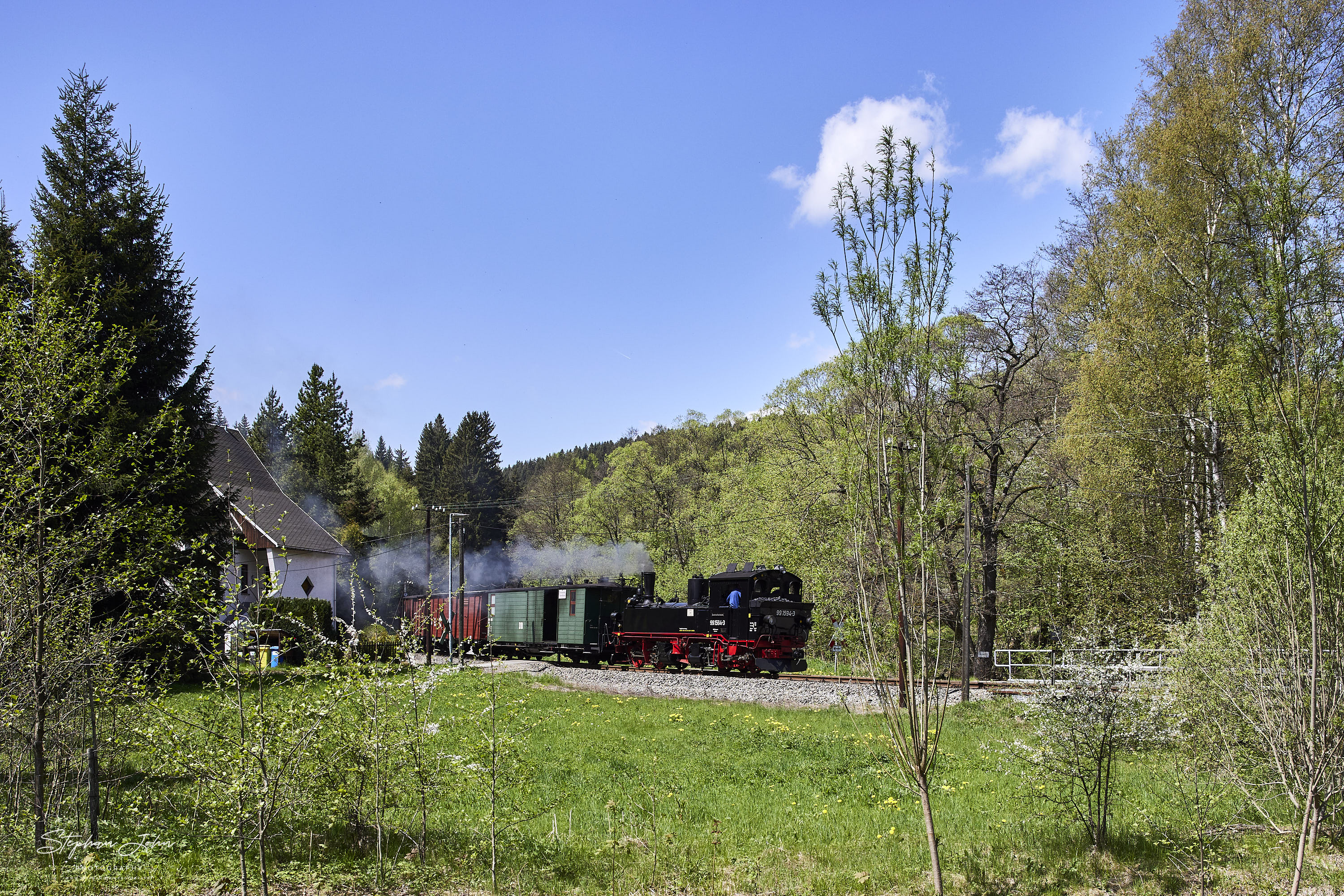 Einfahrt des G 11204 mit Lok 99 1594-3 in den Bahnhof Steinbach
