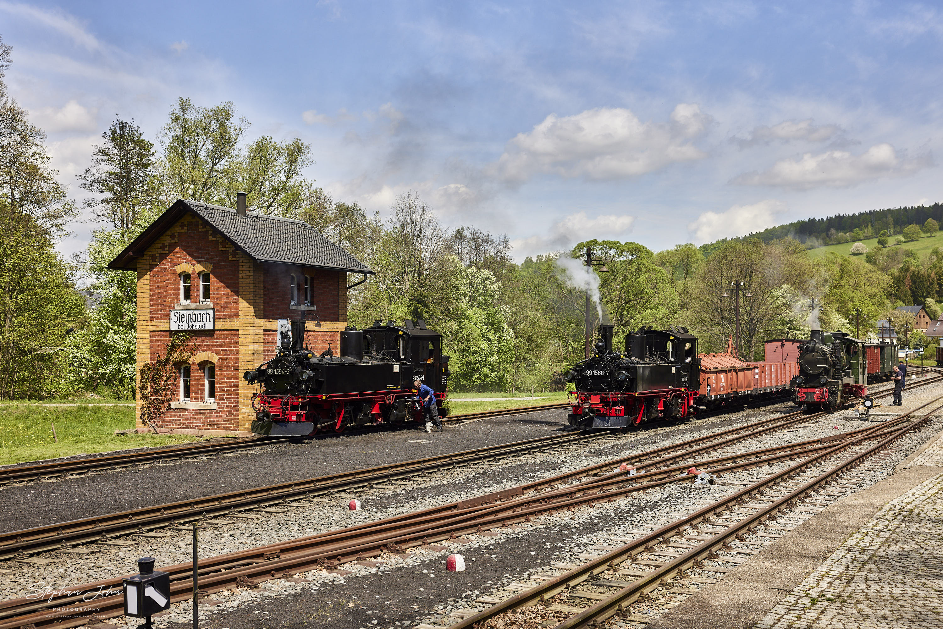 Lok 99 1594-3 nimmt Wasser um als Vorspannlok die Lok 99 1568-7 mit G 11253 zu unterstützen. Die abgestellte Vulcan-Lok 99 4633-6 wird angeheizt.