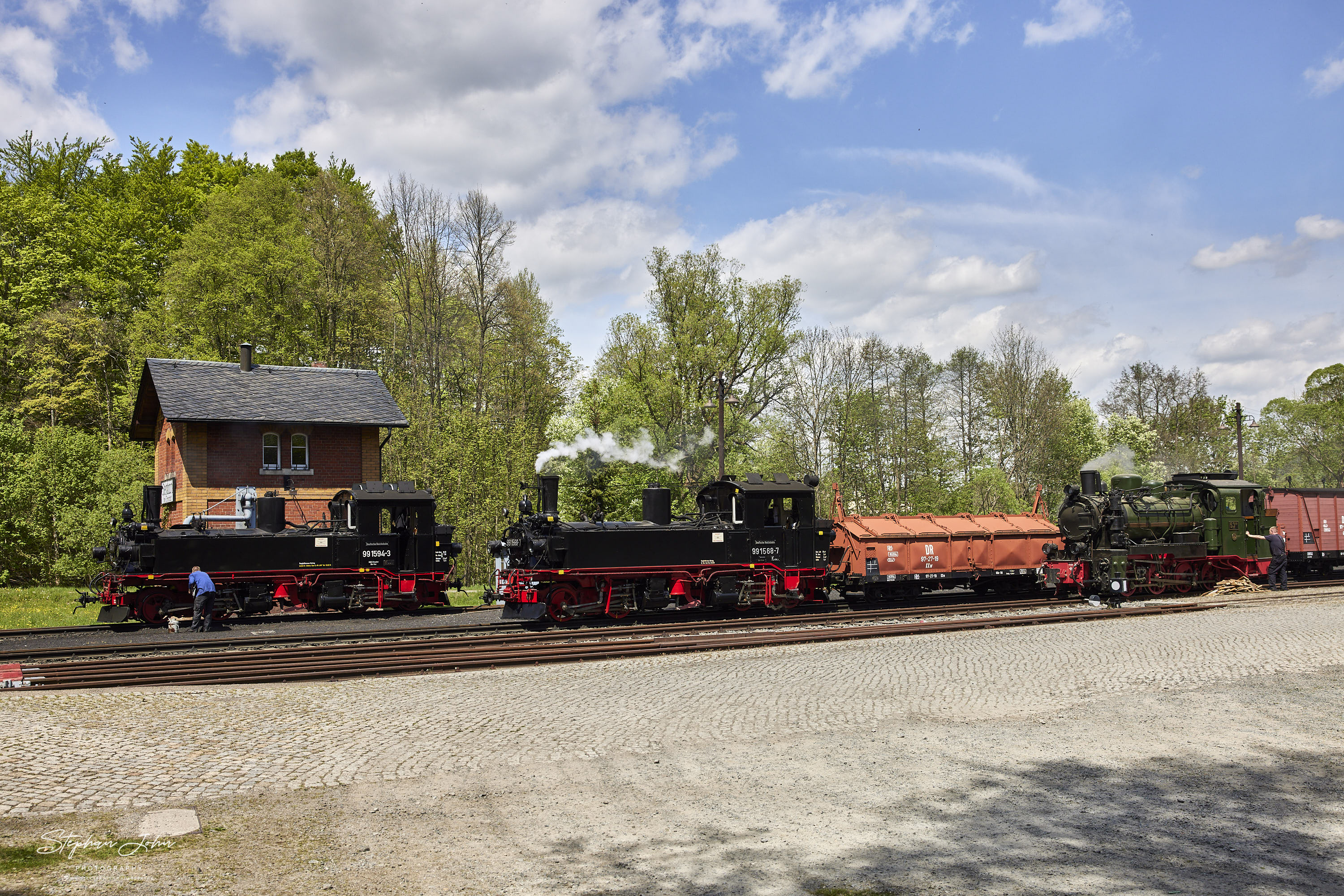 Lok 99 1594-3 nimmt Wasser um als Vorspannlok die Lok 99 1568-7 mit G 11253 zu unterstützen. Die abgestellte Vulcan-Lok 99 4633-6 wird angeheizt.