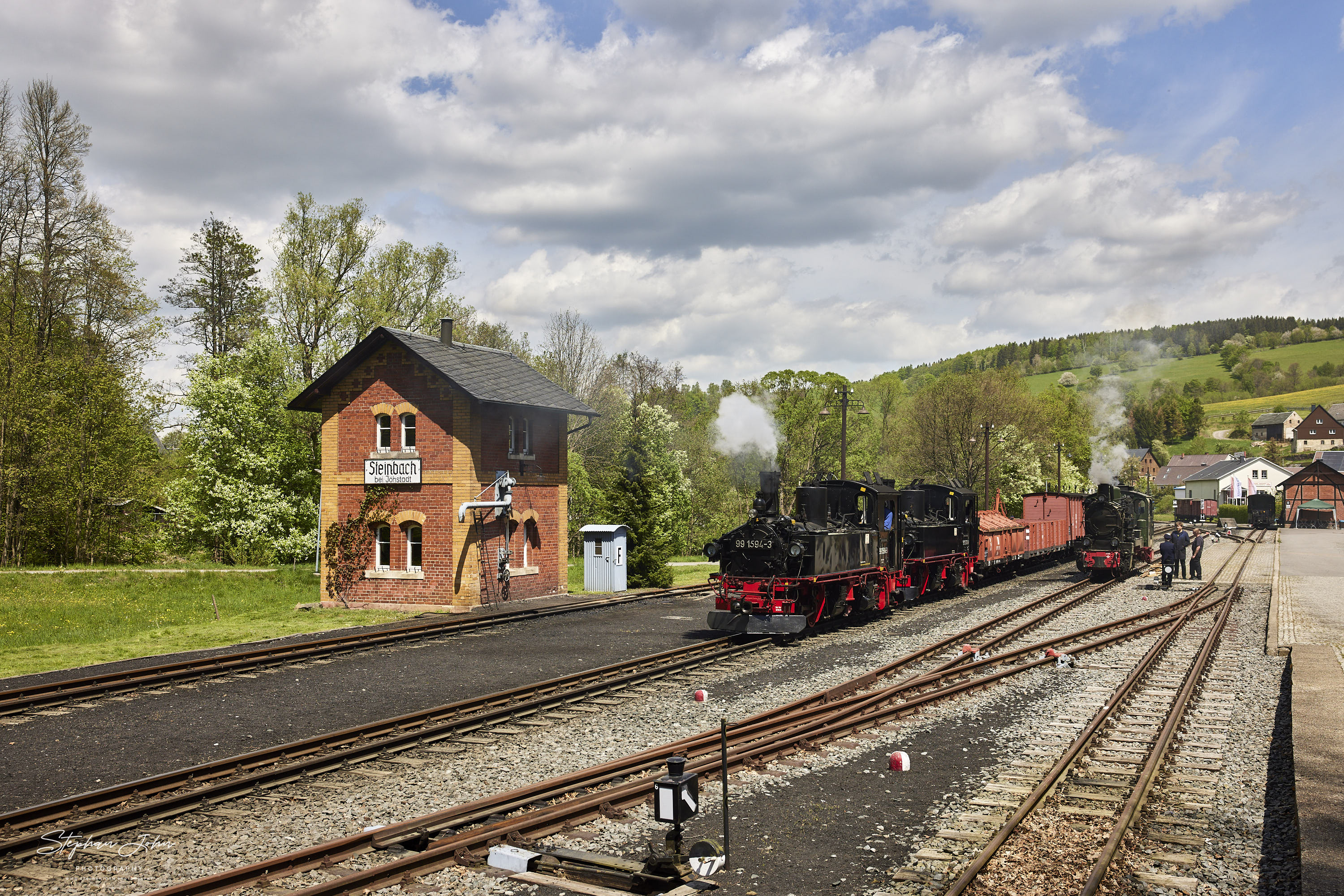 Lok 99 1594-3 setzt sich vor Lok 99 1568-7 an den G11253 nach Jöhstadt