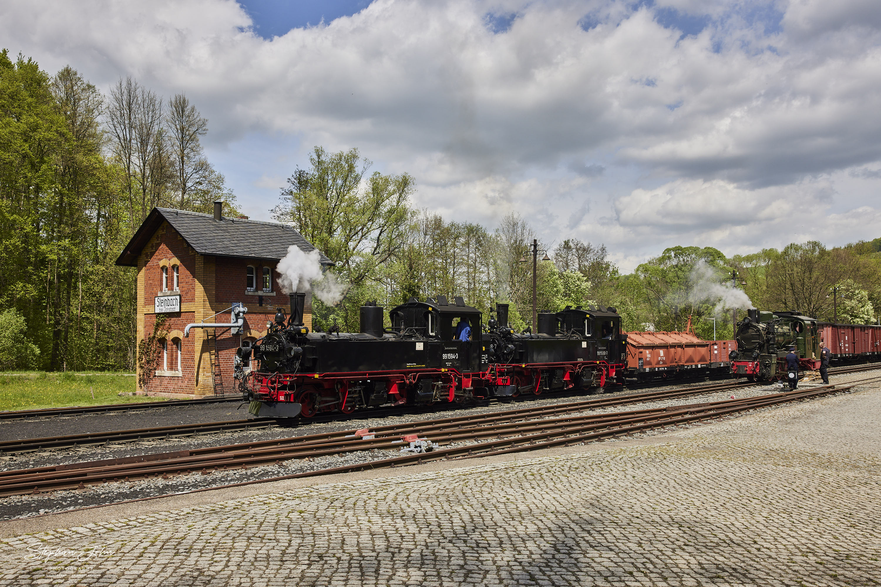 Lok 99 1594-3 setzt sich vor Lok 99 1568-7 an den G11253 nach Jöhstadt