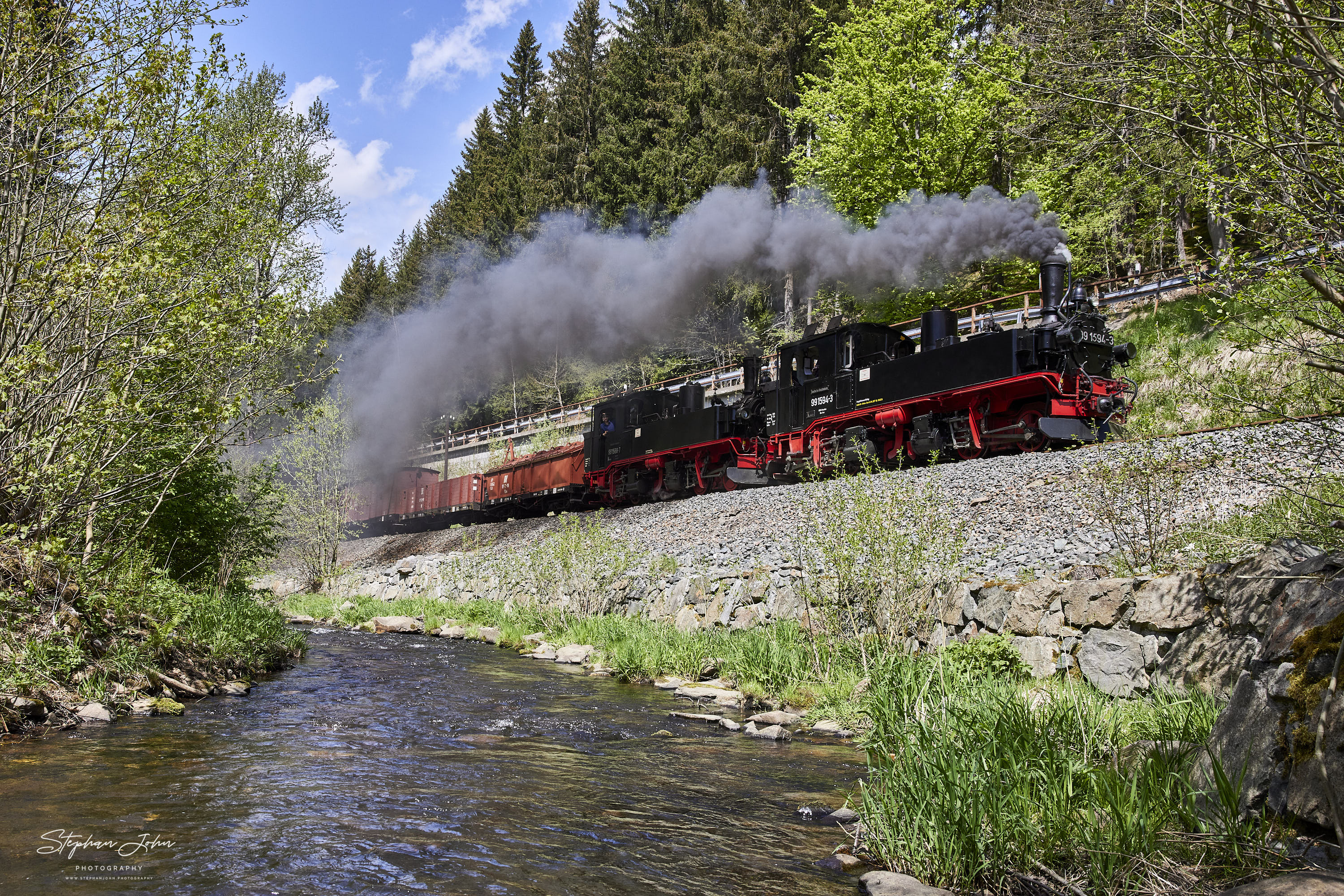 G 11253 mit Lok 99 1568-7 und Vorspannlok 99 1594-3 kurz vor dem Haltepunkt Forellenhof