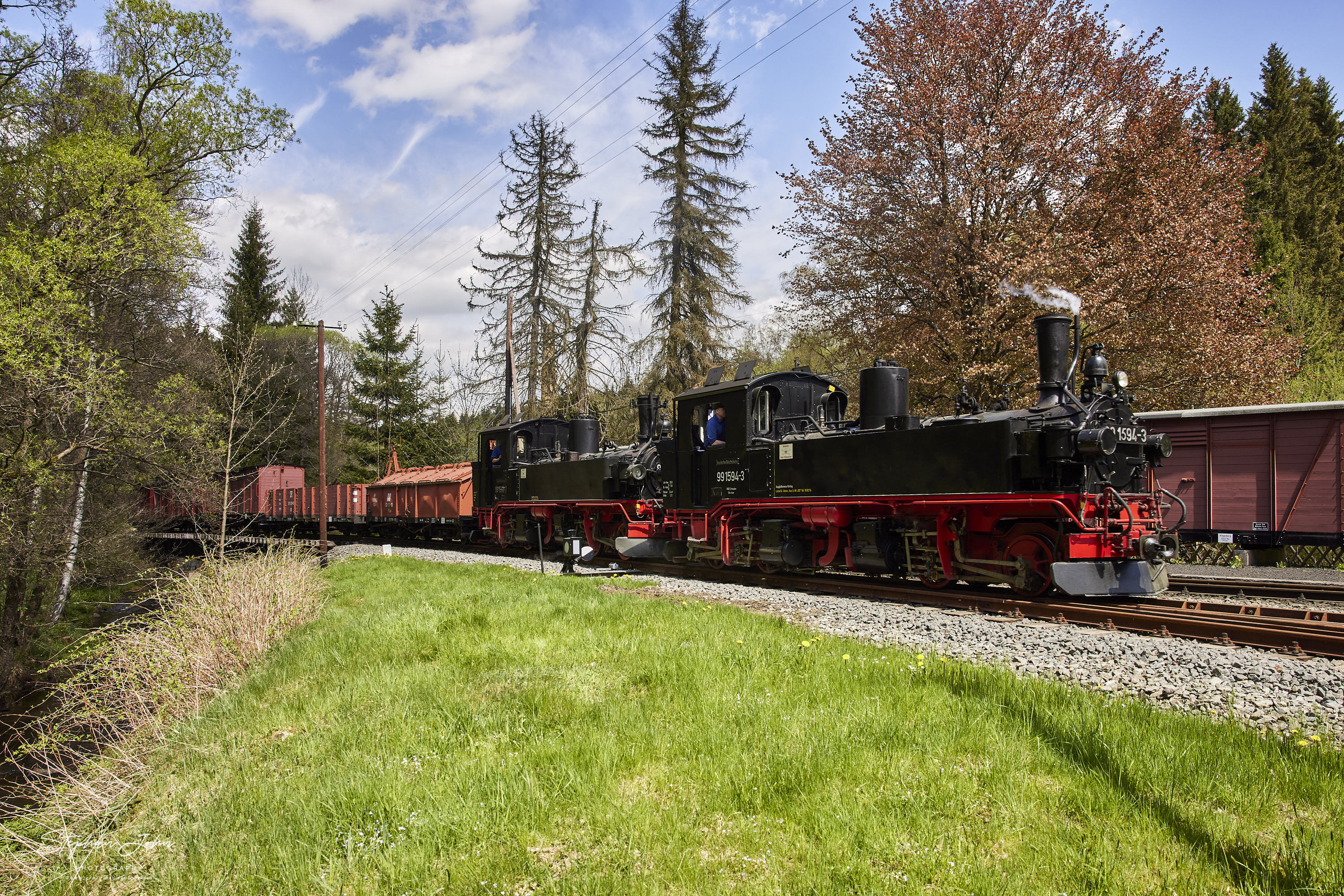 G 11253 mit Lok 99 1568-7 und Vorspannlok 99 1594-3 erreicht Schlössel