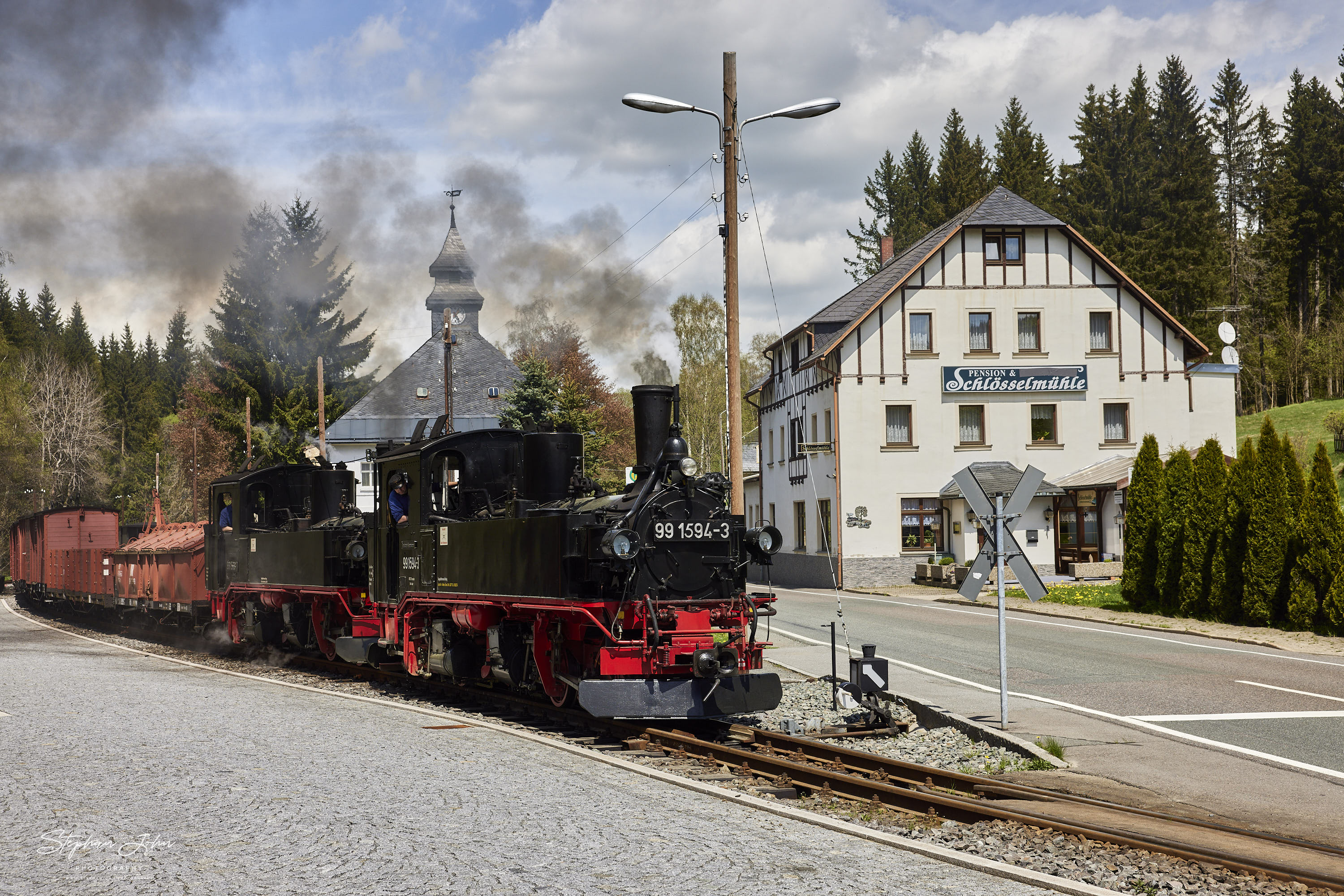 G 11253 mit Lok 99 1568-7 und Vorspannlok 99 1594-3 verlassen Schlössel in Richtung Jöhstadt