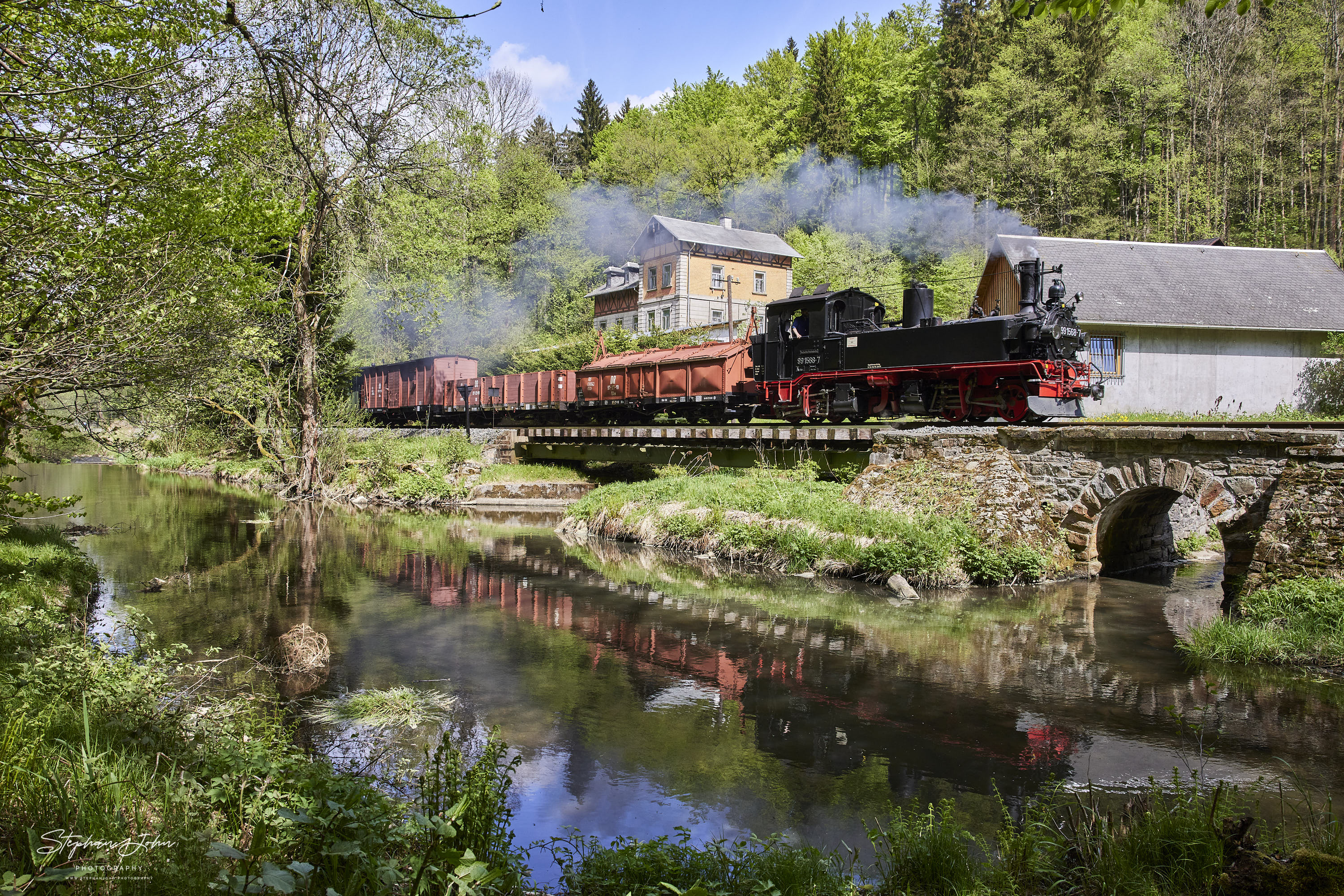 G 11255 mit Lok 99 1568-7 auf dem Weg nach Jöhstadt nach dem Haltepunkt Wildbach