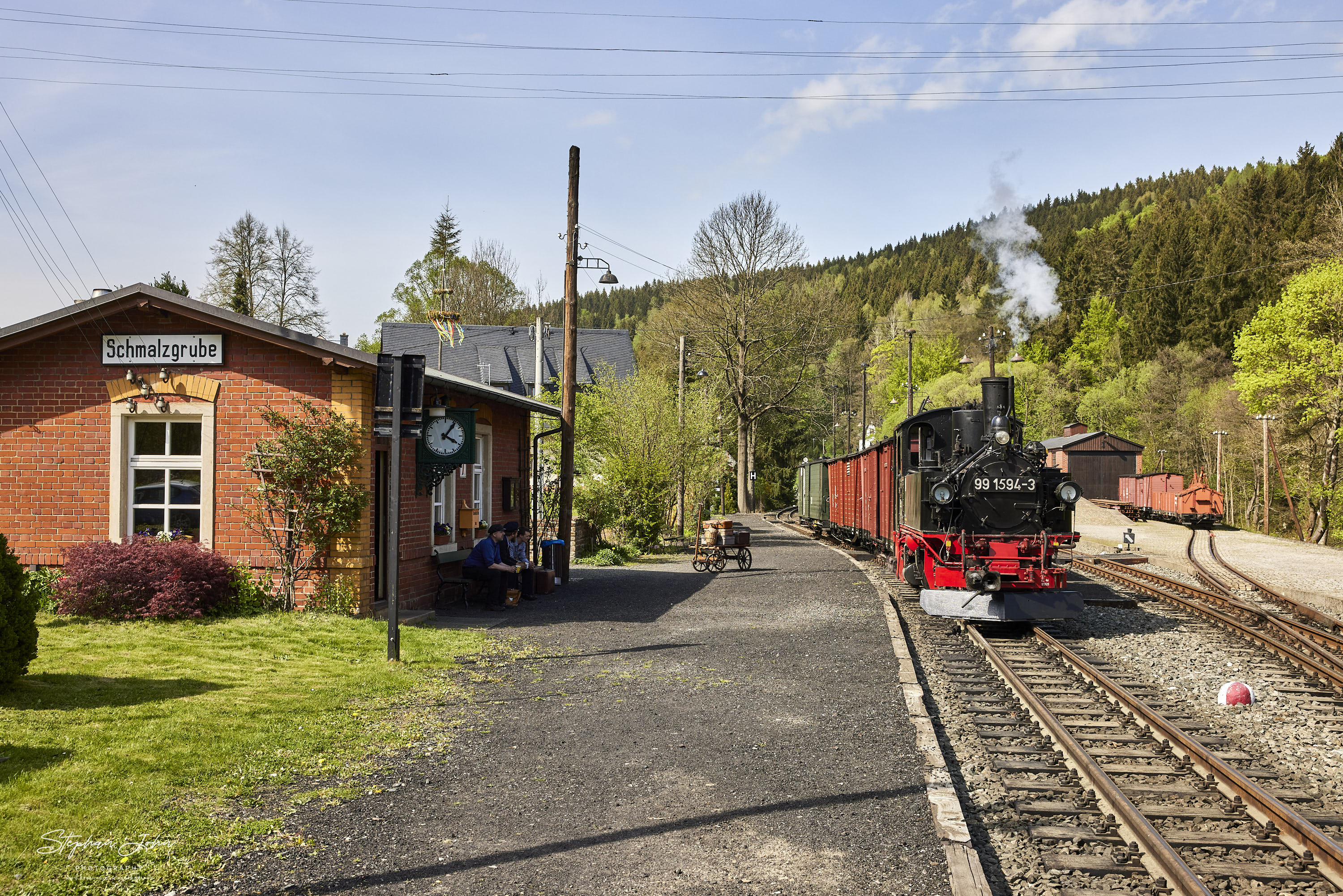 <p>G 11205 wartet in Schmalzgrube auf den Gegenzug. Für das Zugpersonal eine willkommene kurze Pause.</p>