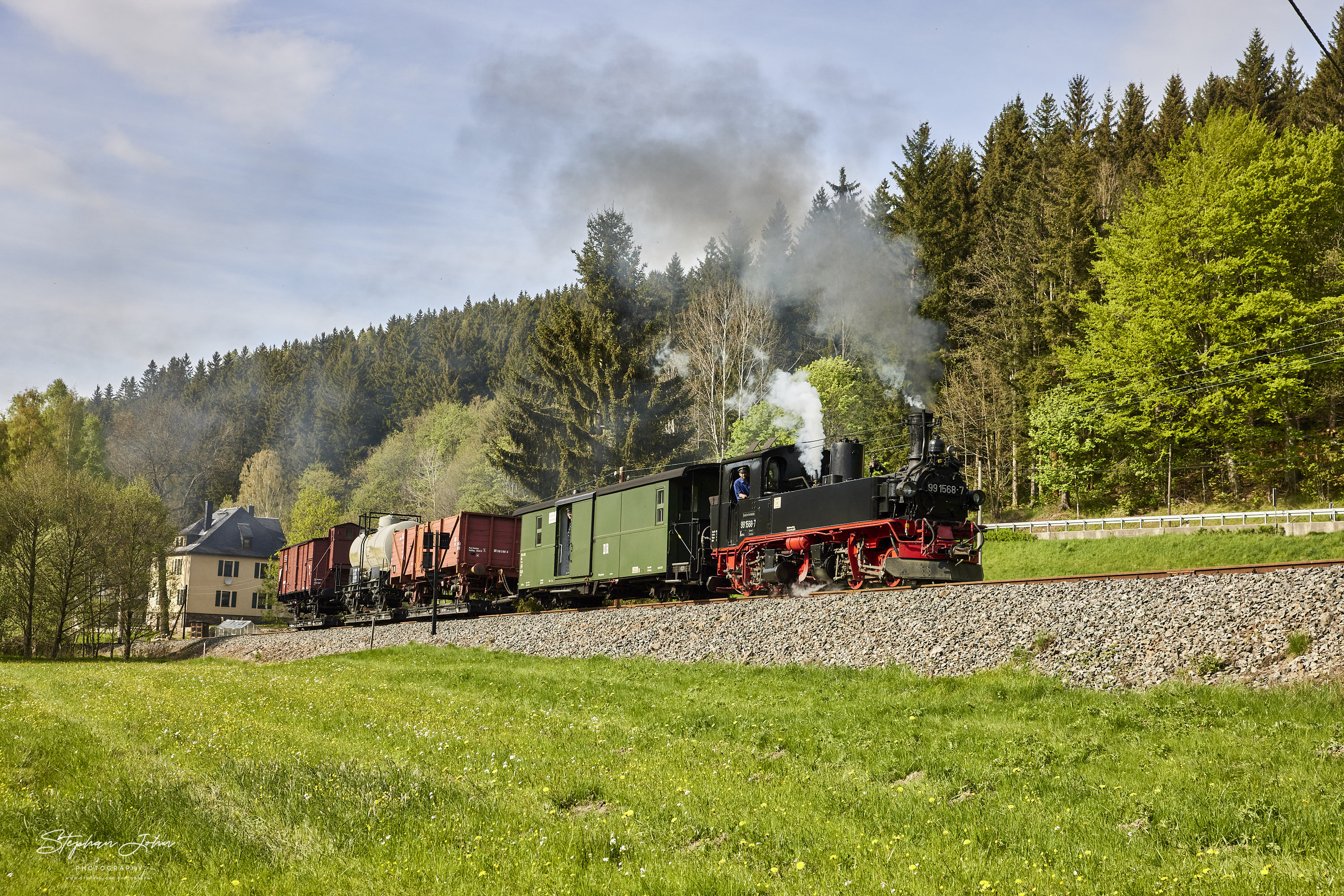 G 11259 mit Lok 99 1568-7 nach Schlössel kurz vor dem Bahnhof Schmalzgrube