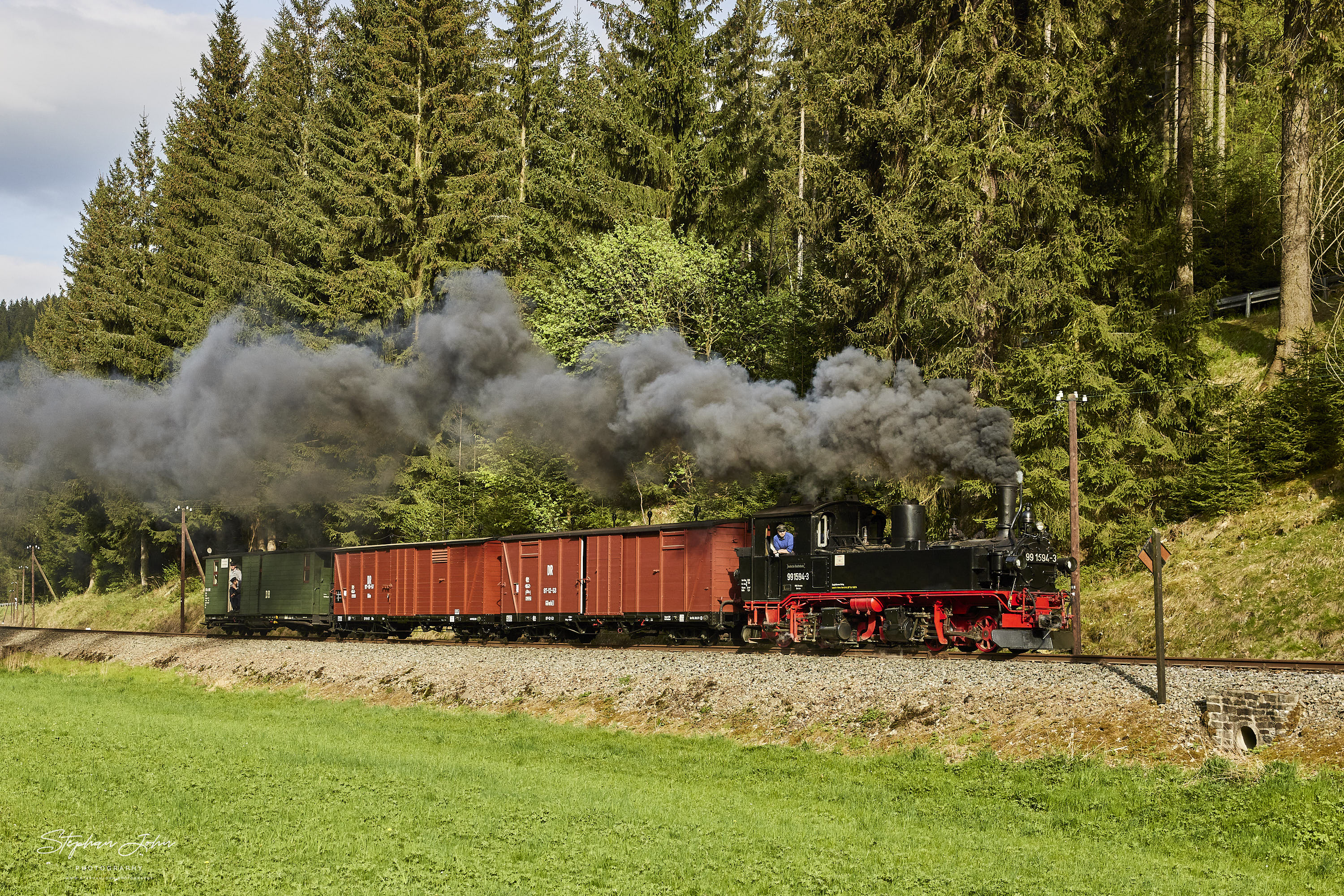 G 11207 mit Lok 99 1594-3 kurz vor Forellenhof